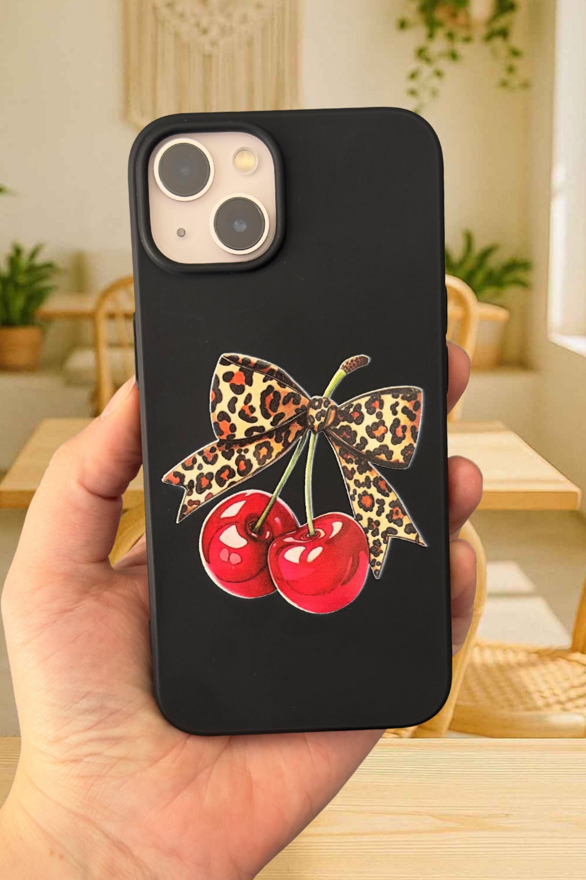 iPhone 14 Plus ve 15 Plus Uyumlu Kiraz Leopar Fiyonk Desenli Silikon Darbe Emici Rubber Kılıf