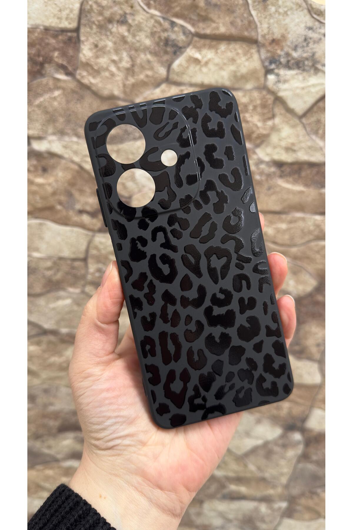 Oppo A3 Uyumlu Siyah Leopar Desenli Silikon Darbe Emici Klasik Korumalı Rubber Kılıf