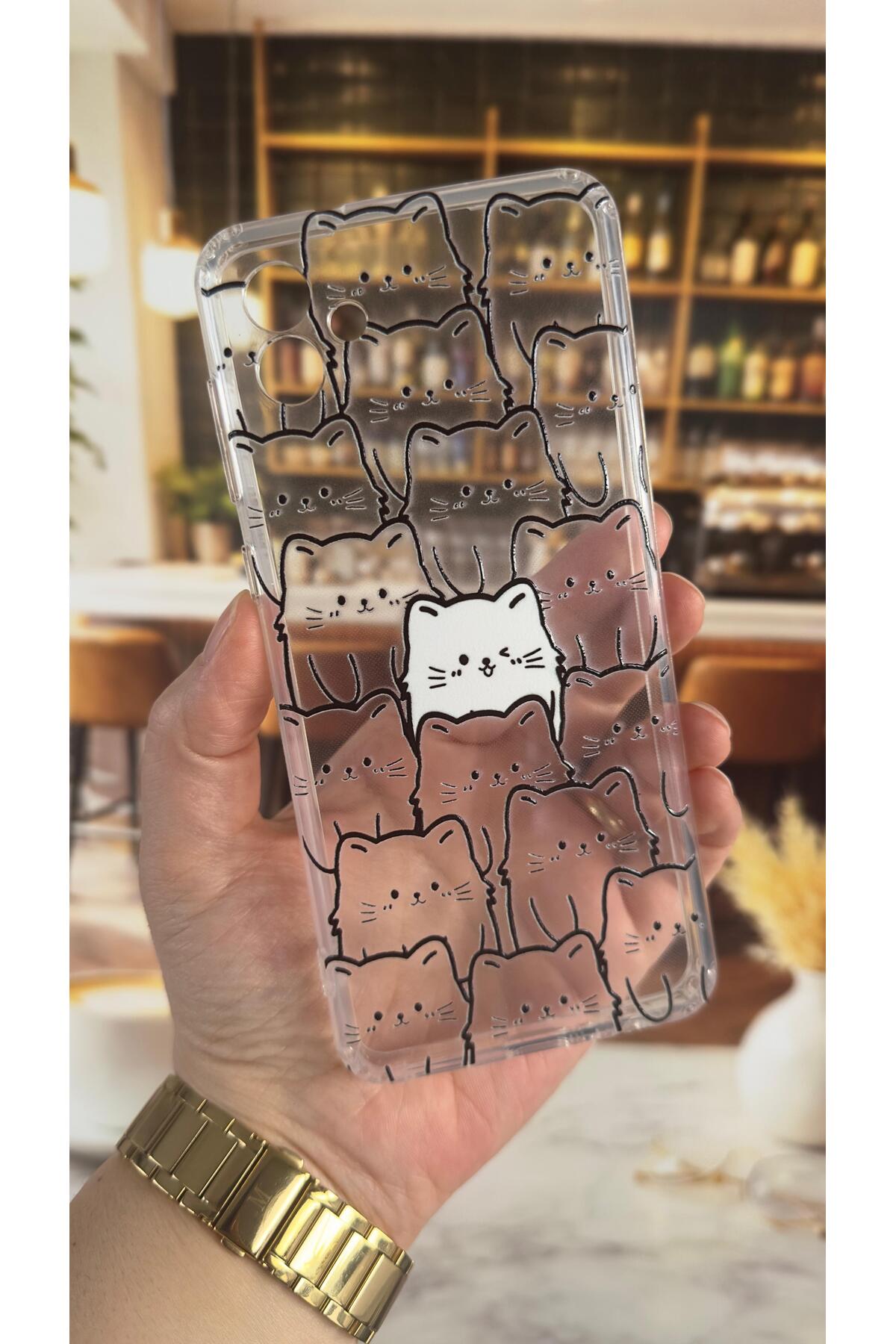 Samsung A04 Uyumlu Manycat Desenli Şeffaf Darbe Emici Kamera Korumalı Clear Kılıf