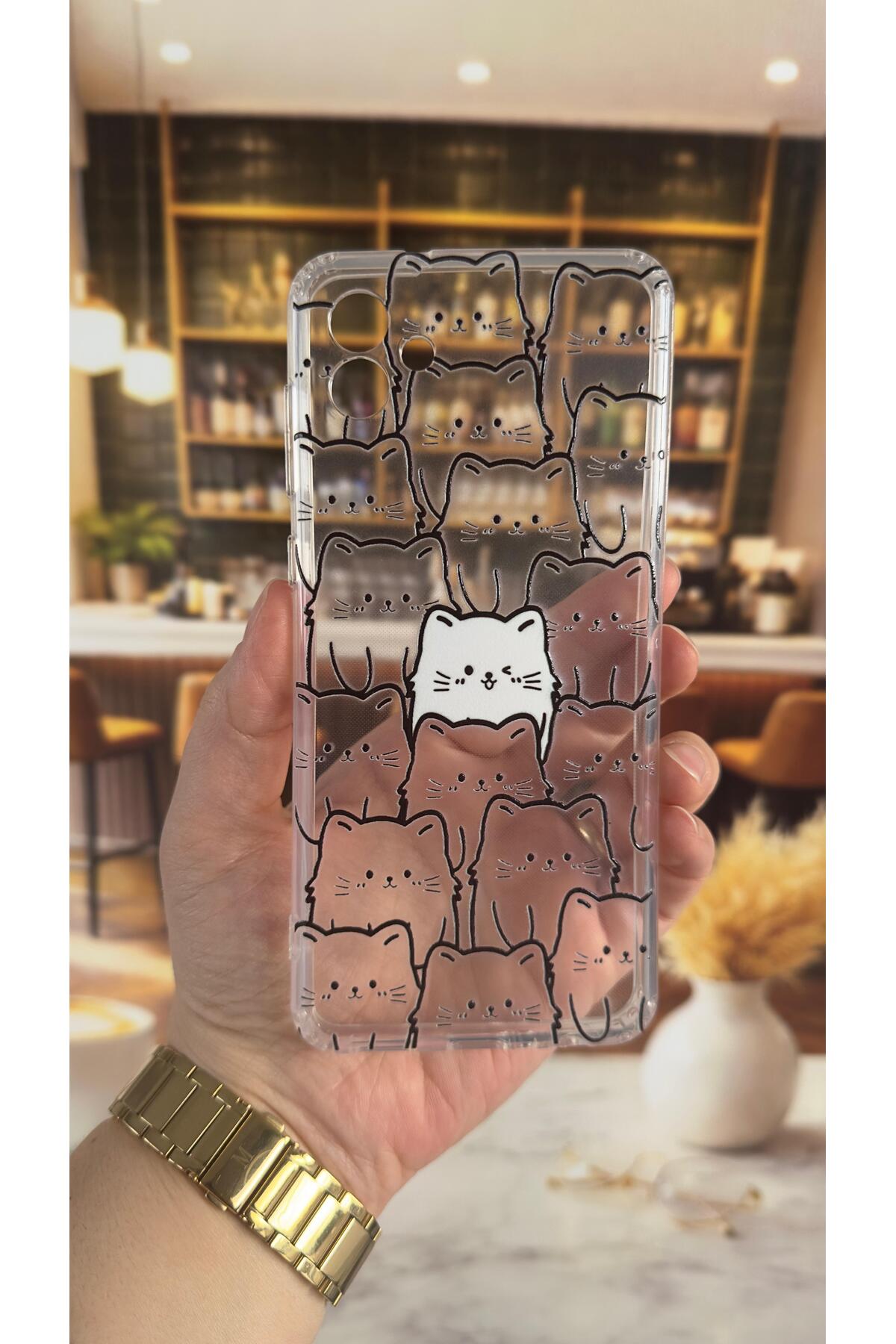 Samsung A04 Uyumlu Manycat Desenli Şeffaf Darbe Emici Kamera Korumalı Clear Kılıf