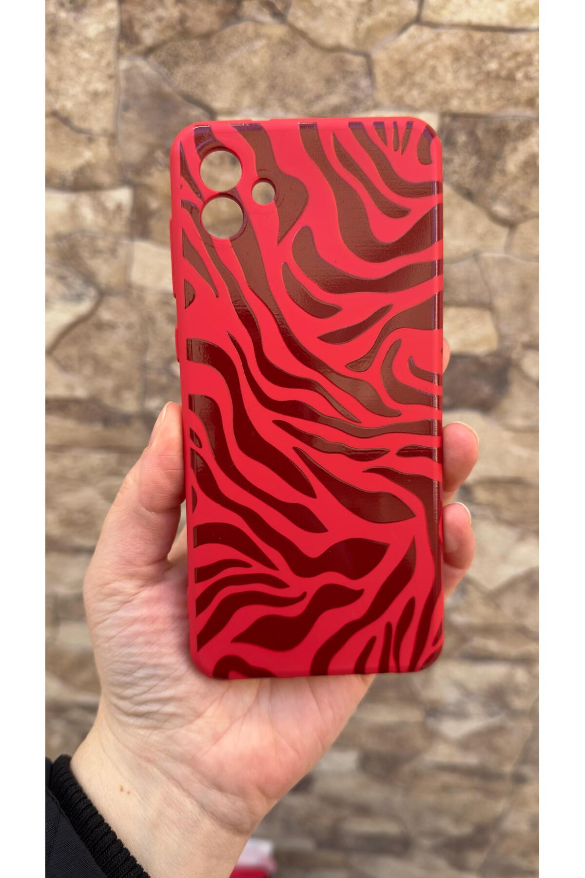 Samsung Galaxy A04 Uyumlu Kırmızı Zebra Desenli Silikon Darbe Emici Klasik Korumalı Rubber Kılıf