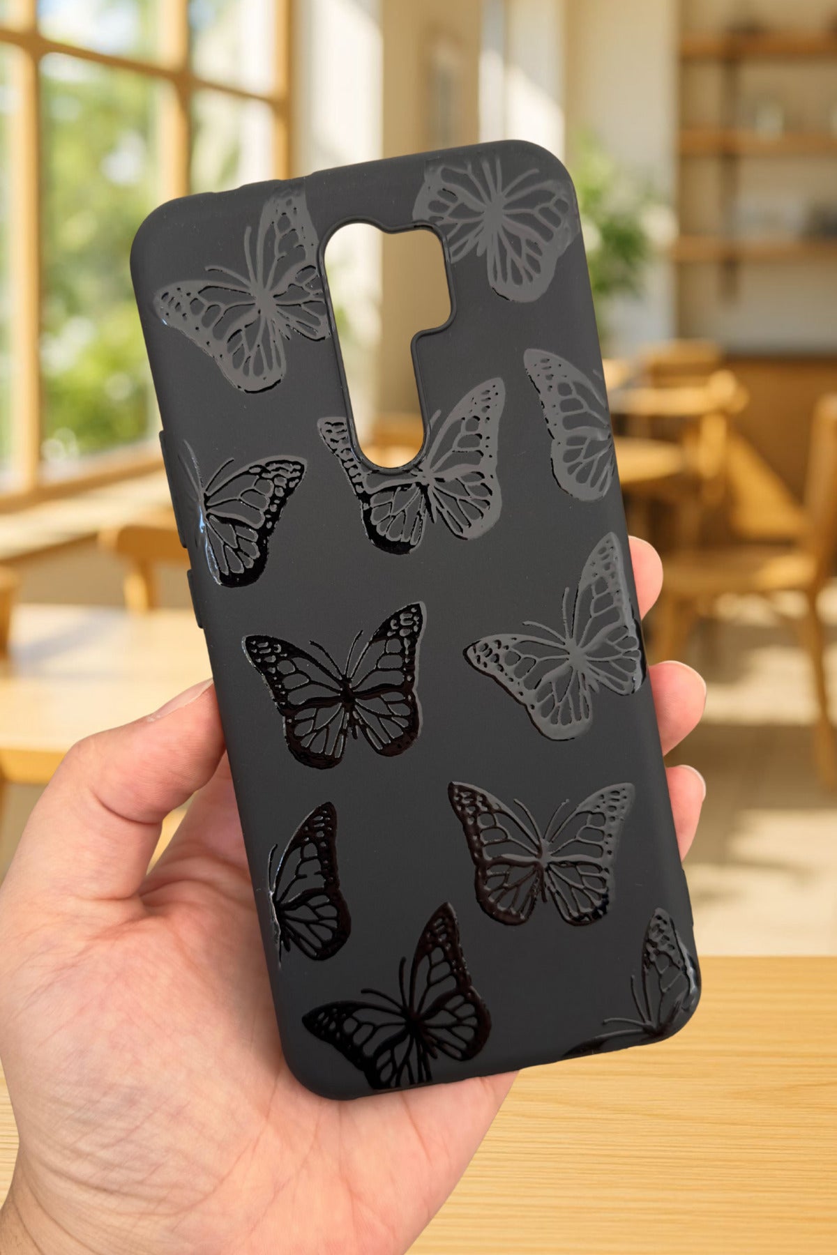 Xiaomi Redmi 9 Uyumlu Siyah Kelebek Desenli Silikon Darbe Emici Klasik Korumalı Rubber Kılıf