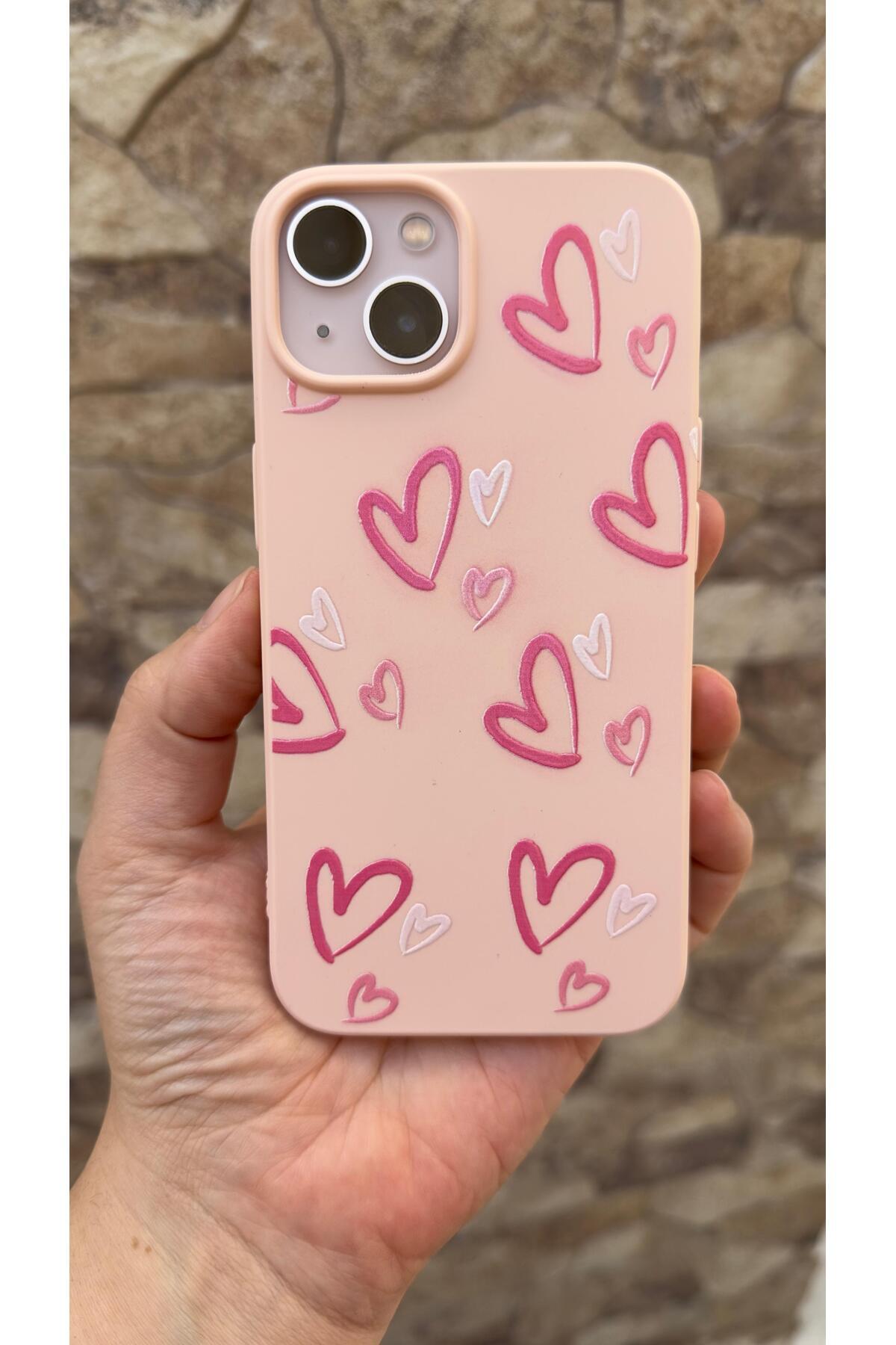 iPhone 13 Uyumlu Pembe Kalp Desenli Silikon Darbe Emici Klasik Korumalı Rubber Kılıf