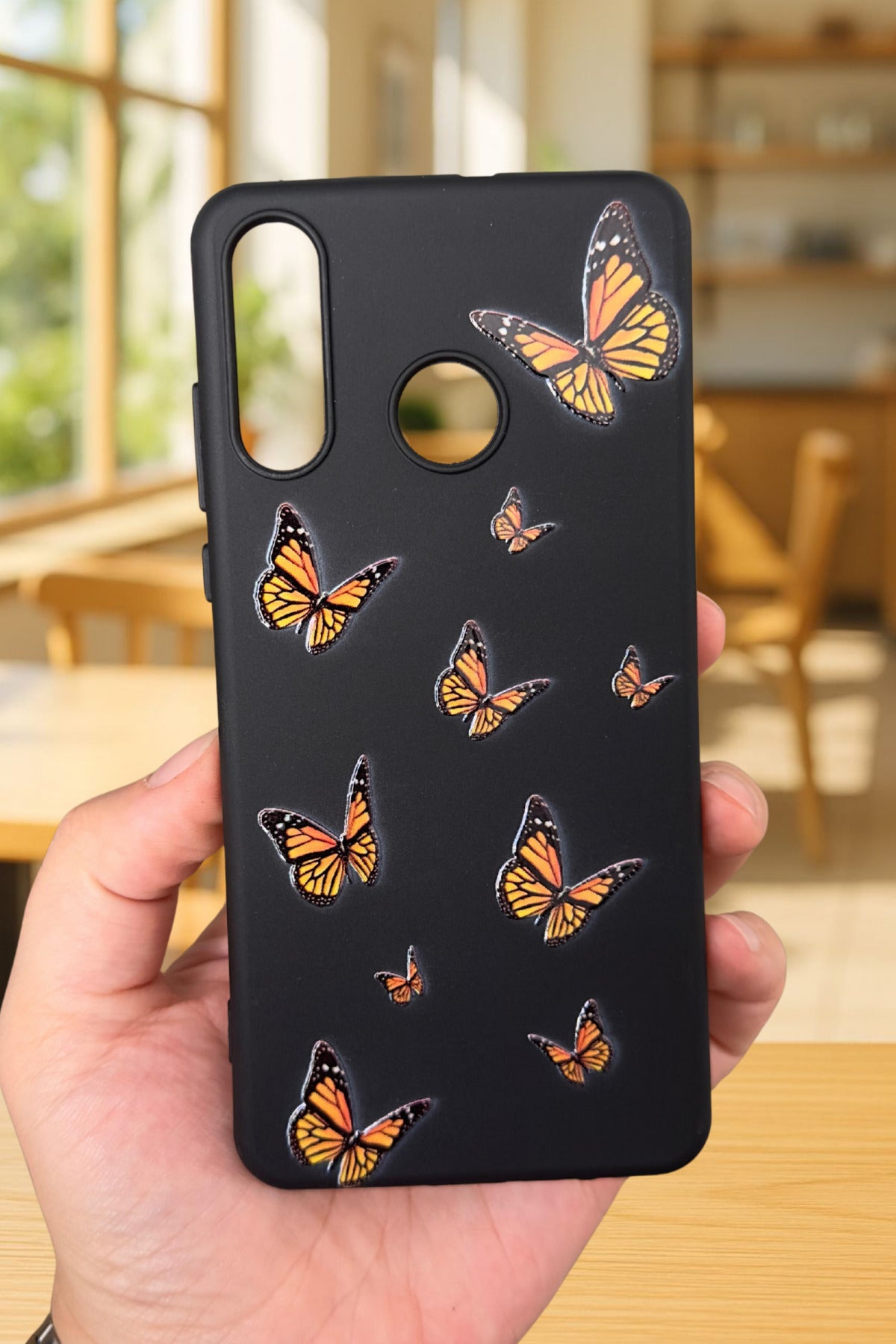 HUAWEİ P20 LİTE Uyumlu Turuncu Kelebek Desenli Silikon Darbe Emici Klasik Korumalı Rubber Kılıf