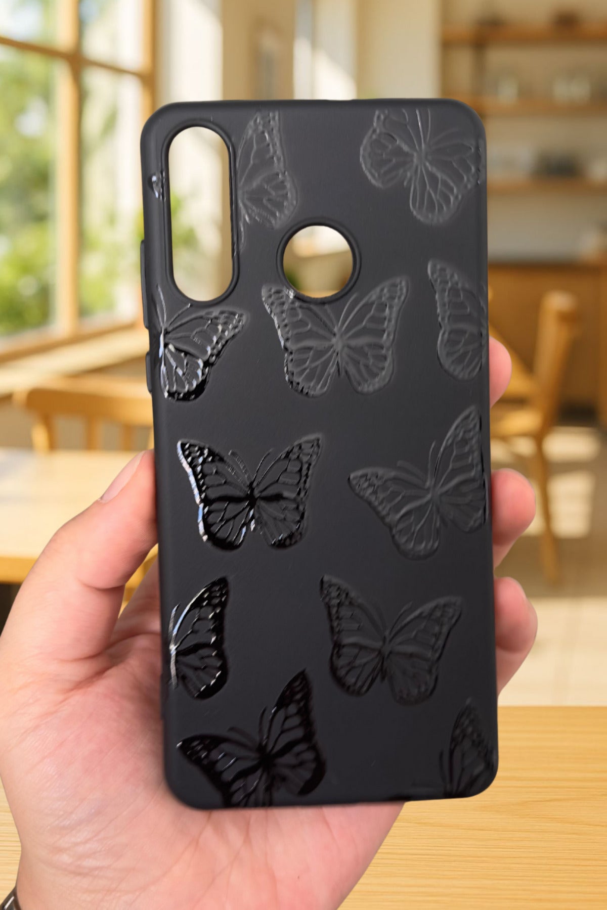 HUAWEİ P20 LİTE Uyumlu Siyah Kelebek Desenli Silikon Darbe Emici Klasik Korumalı Rubber Kılıf