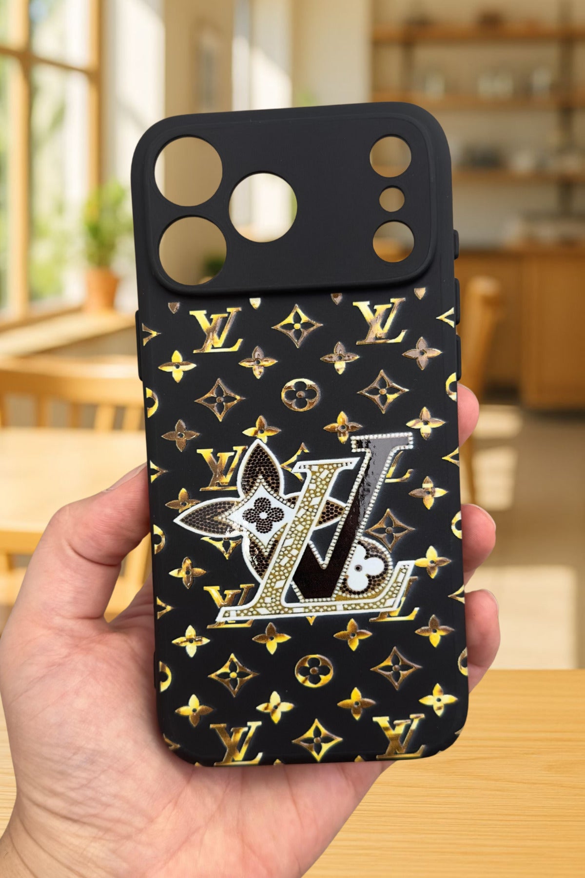 iPhone 17 Pro Max Uyumlu LV Desenli Silikon Darbe Emici Klasik Korumalı Rubber Kılıf