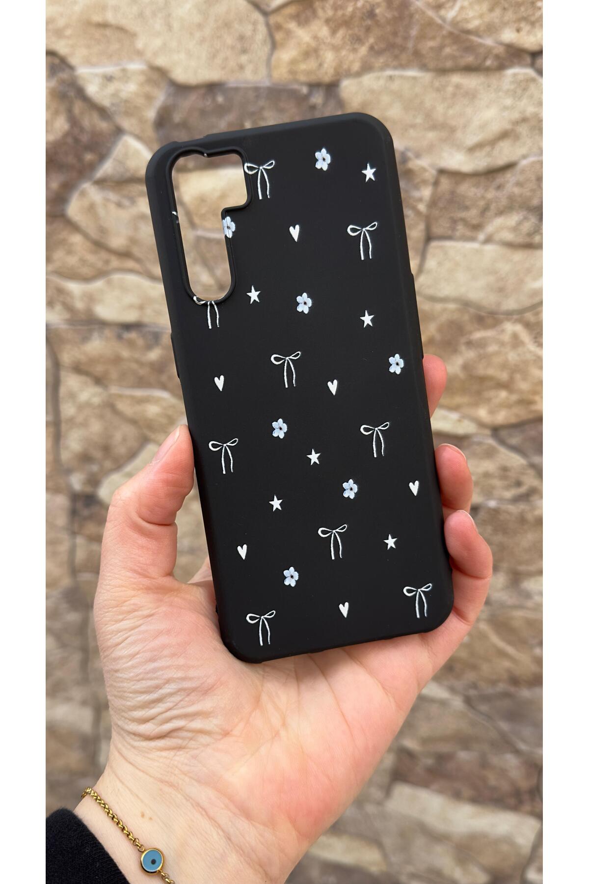 Oppo A91 Uyumlu Mini Fiyonk Desenli Silikon Darbe Emici Klasik Korumalı Rubber Kılıf