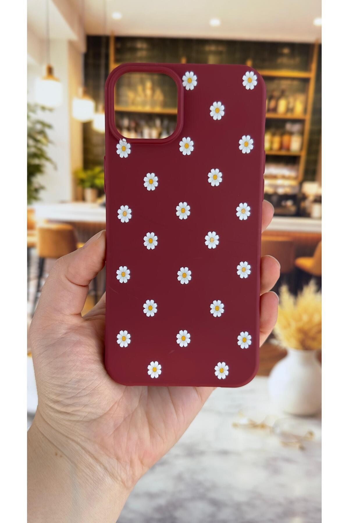 iPhone 15 Pro Max Uyumlu Beyaz Papatya Desenli Silikon Darbe Emici Klasik Korumalı Rubber Kılıf