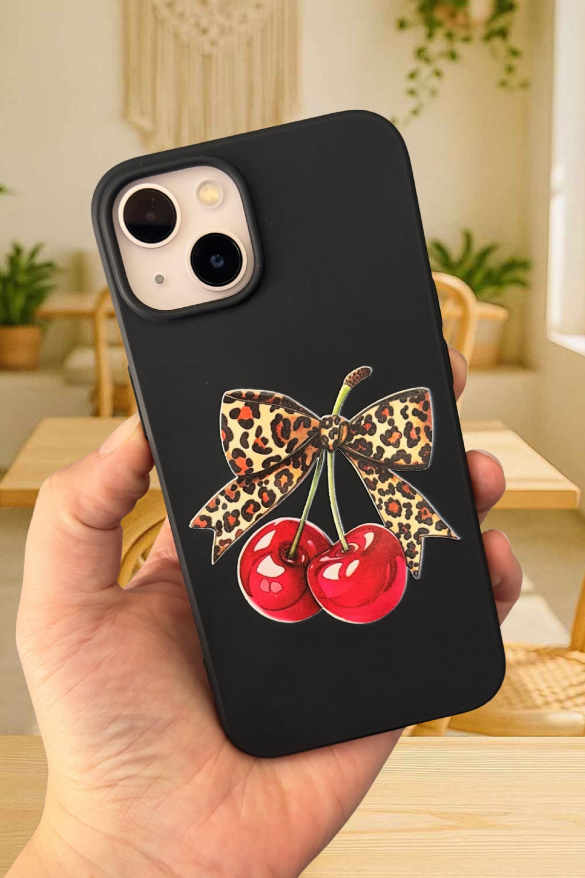 iPhone 14 Plus ve 15 Plus Uyumlu Kiraz Leopar Fiyonk Desenli Silikon Darbe Emici Rubber Kılıf