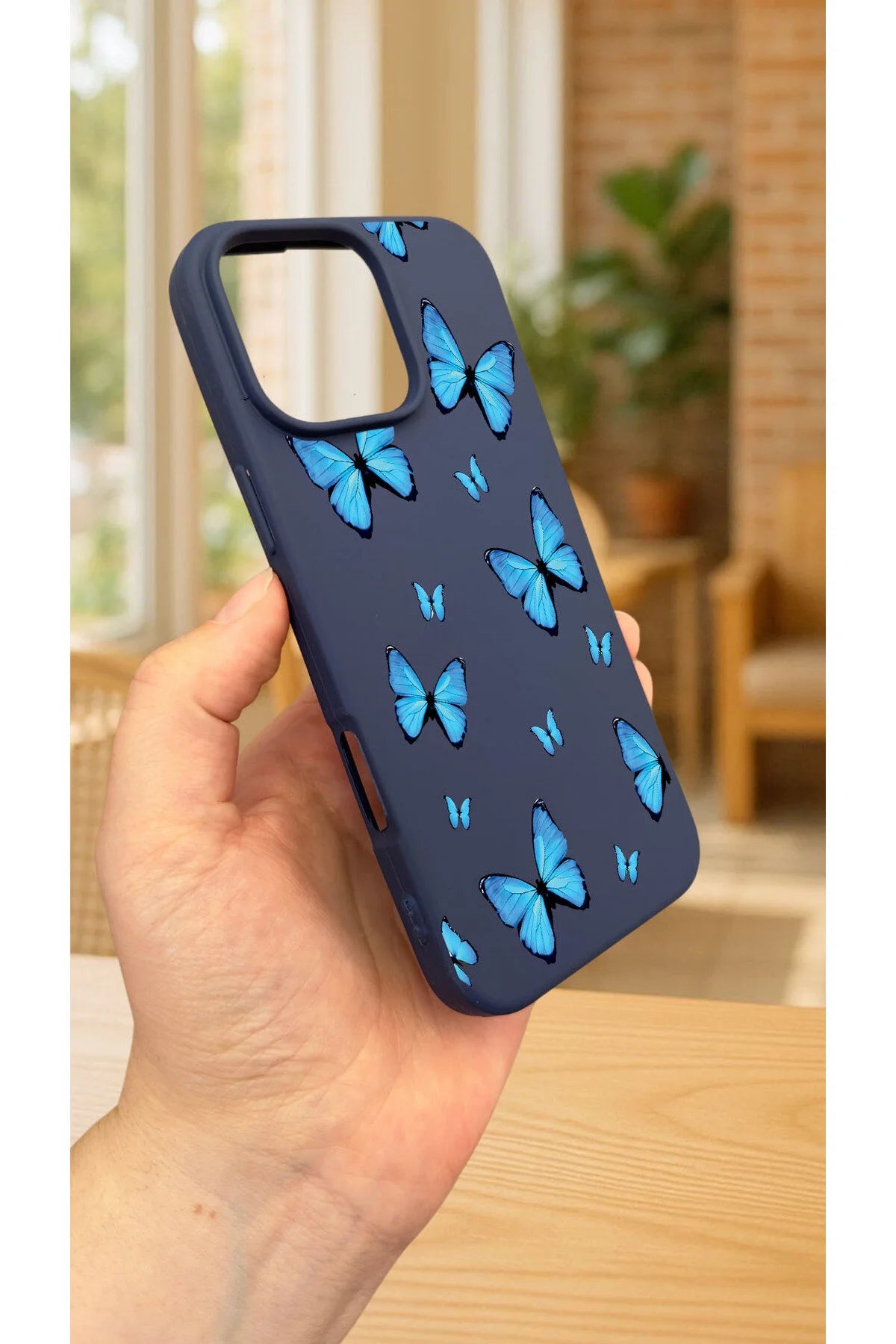 iPhone 15 Pro Max -MAVİ KELEBEK DESENLİ Silikon Darbe Emici Klasik Korumalı Rubber Kılıf