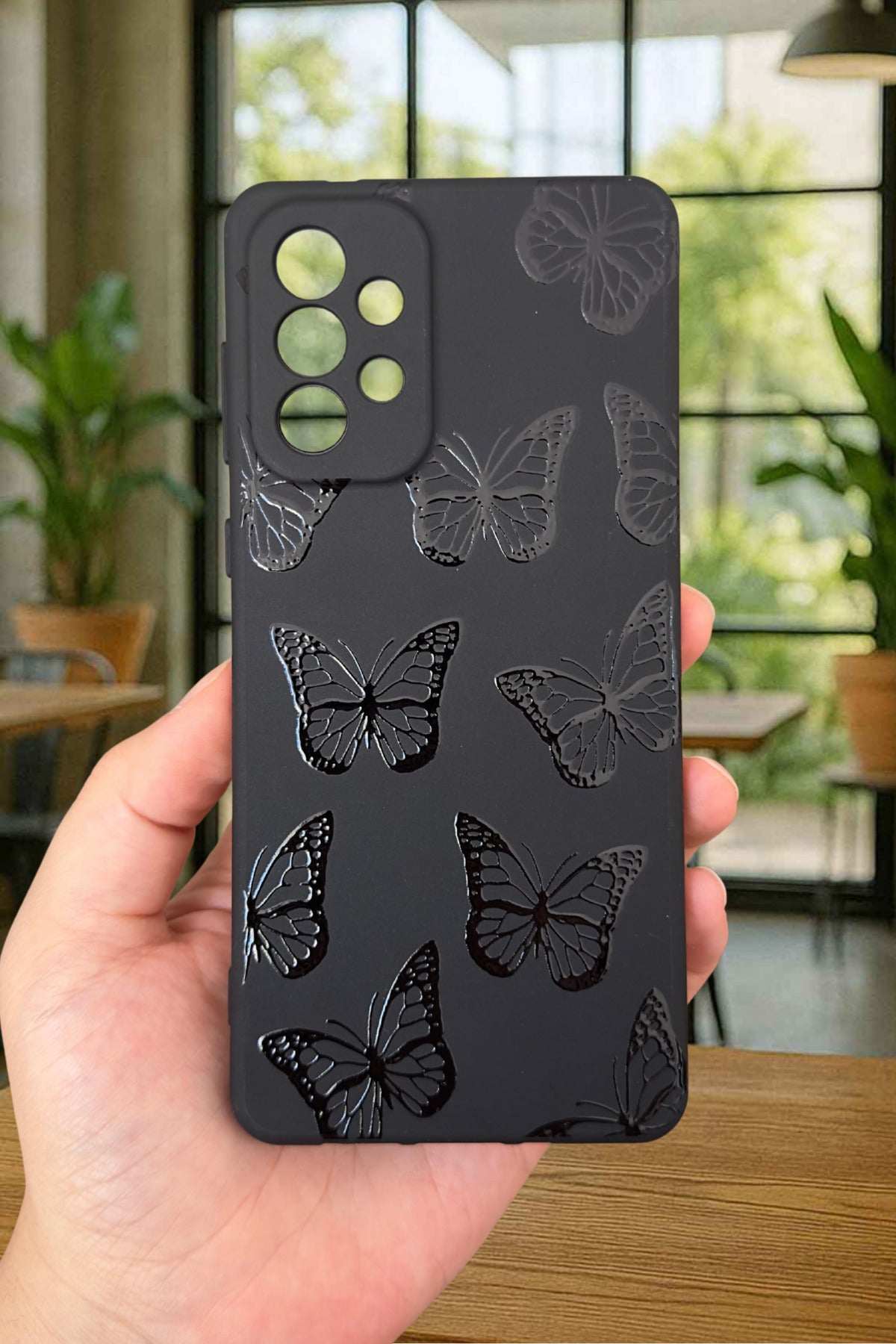 Samsung Galaxy A73 - Siyah Kelebek Desenli Silikon Darbe Emici Klasik Korumalı Rubber Kılıf