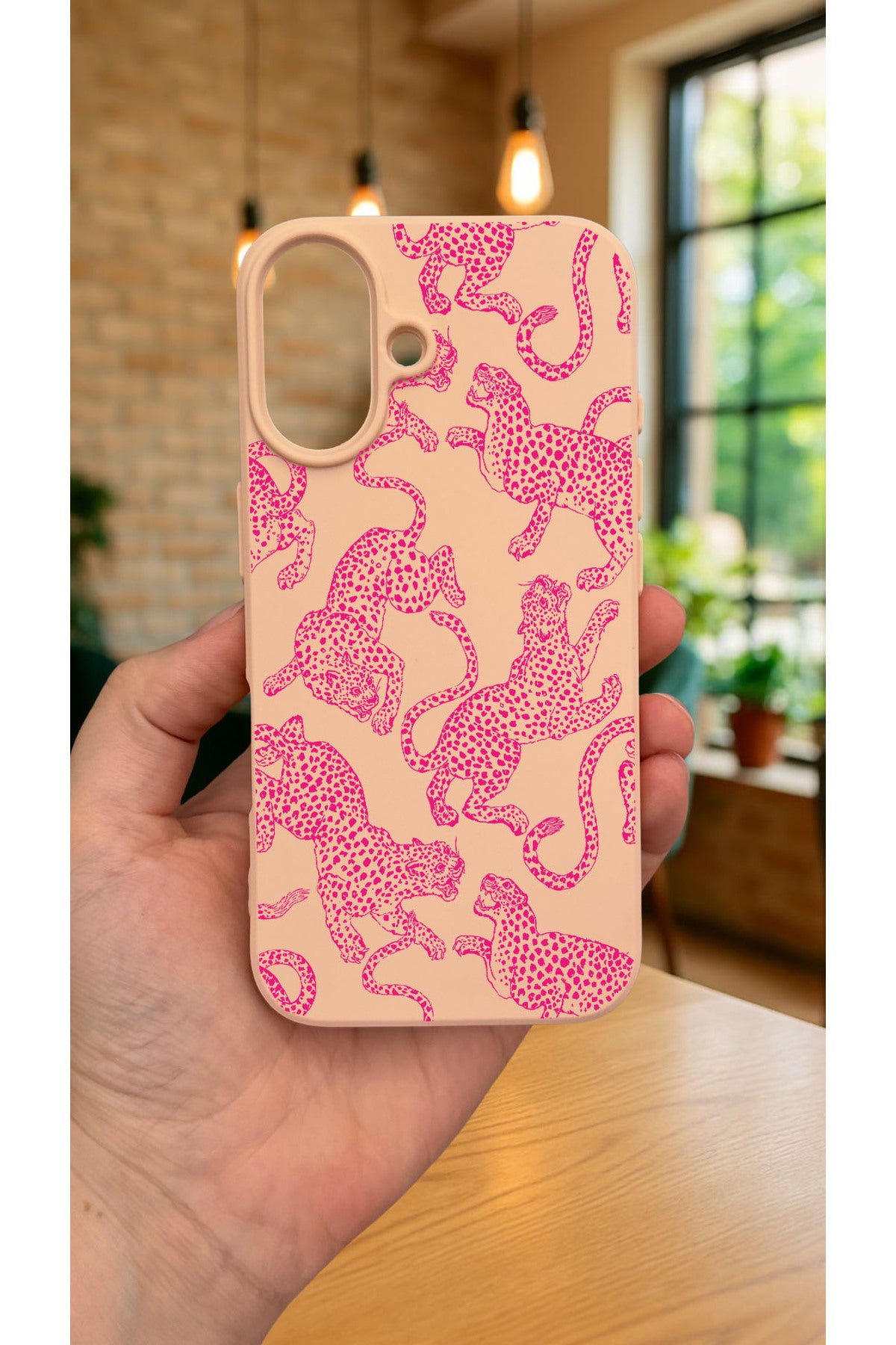 iPhone 16 -PEMBE LEOPAR DESENLİ Silikon Darbe Emici Klasik Korumalı Rubber Kılıf