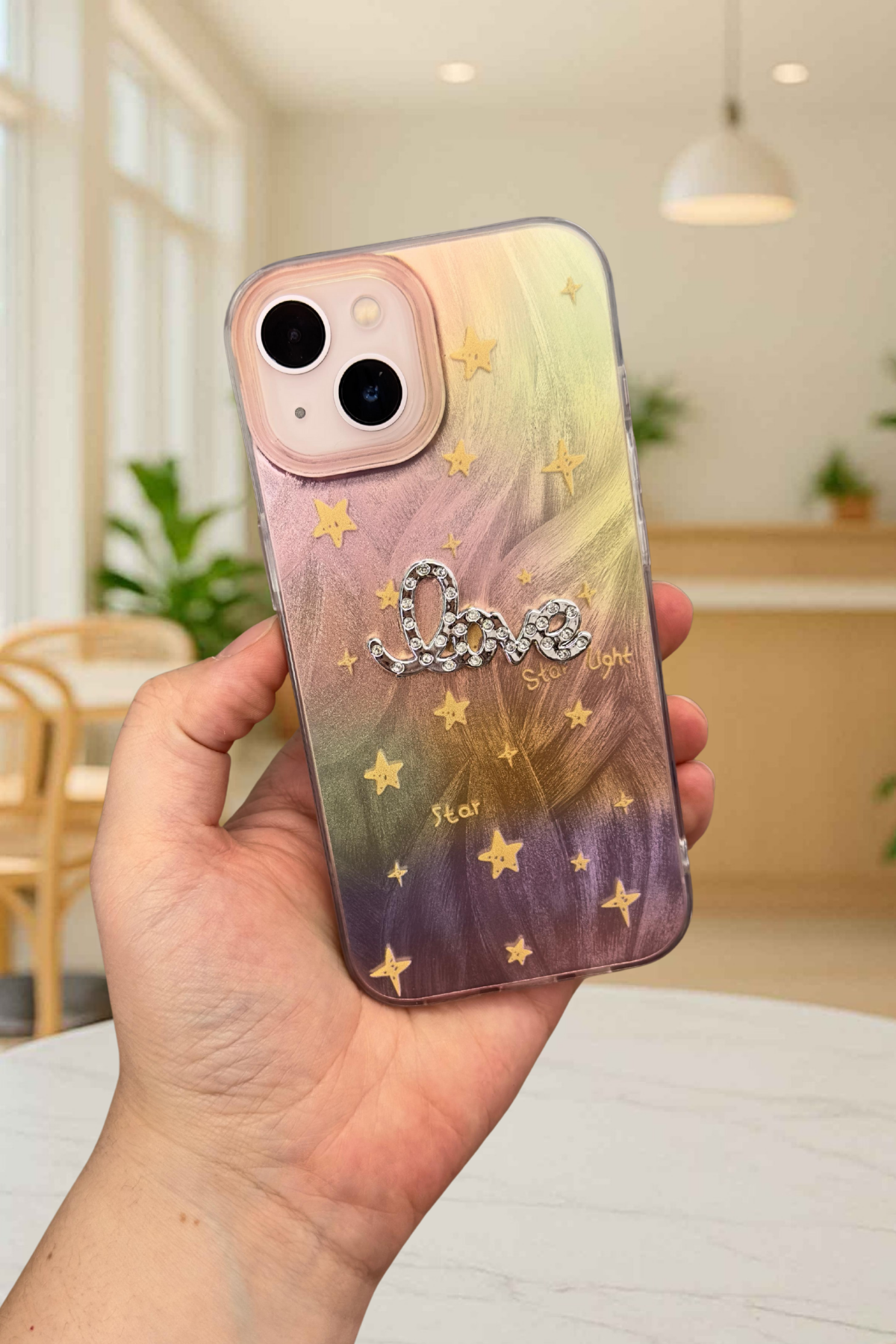 iPhone 15 Parlak Taşlı “Love” Yazılı Yıldız Desenli Telefon Kılıfı – Pastel Renkli Star Love Kılıf