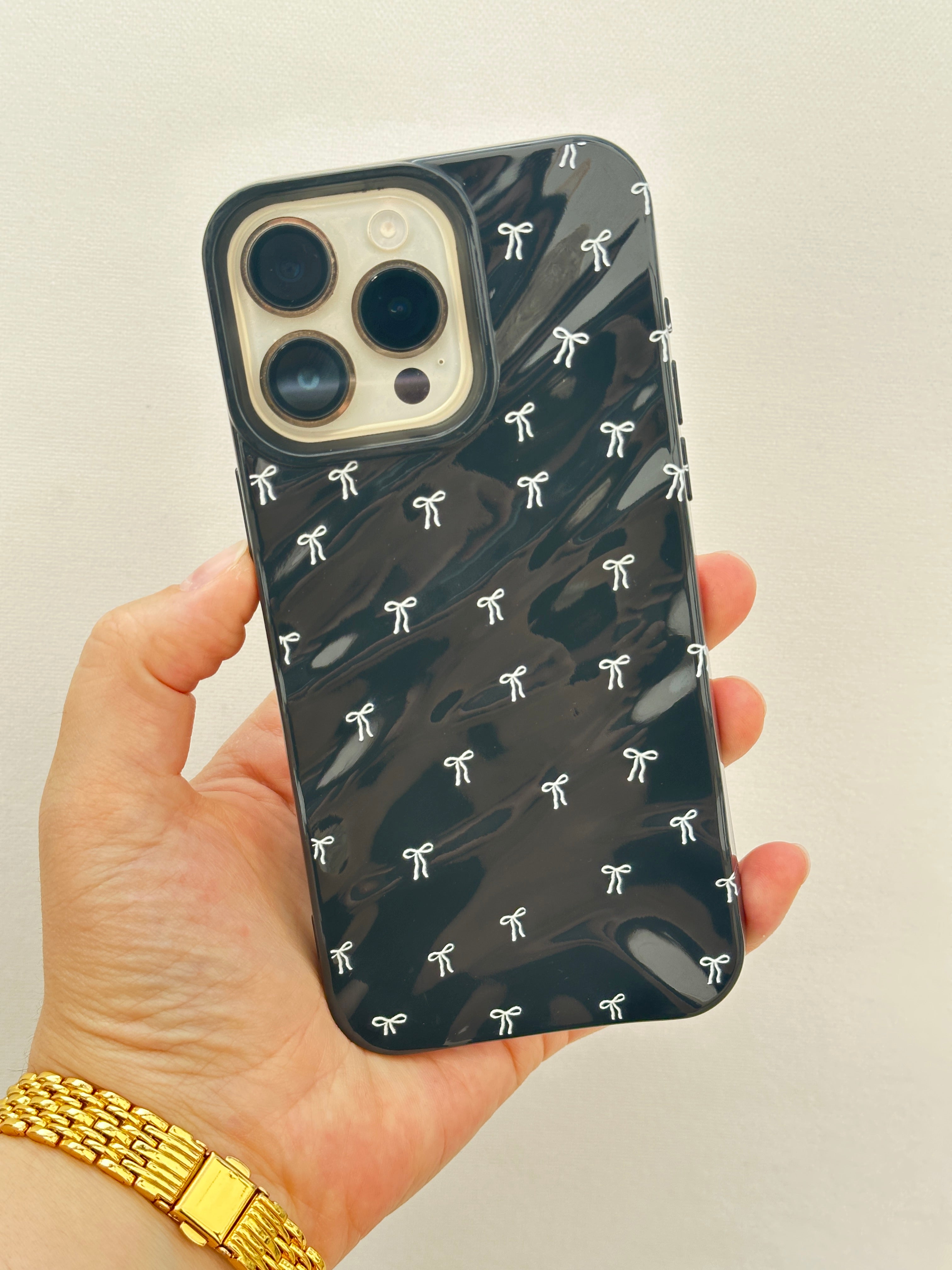 iPhone 14 Pro Max Beyaz Fiyonklu Siyah Kılıf Şık Tasarımlı Telefon Koruyucu