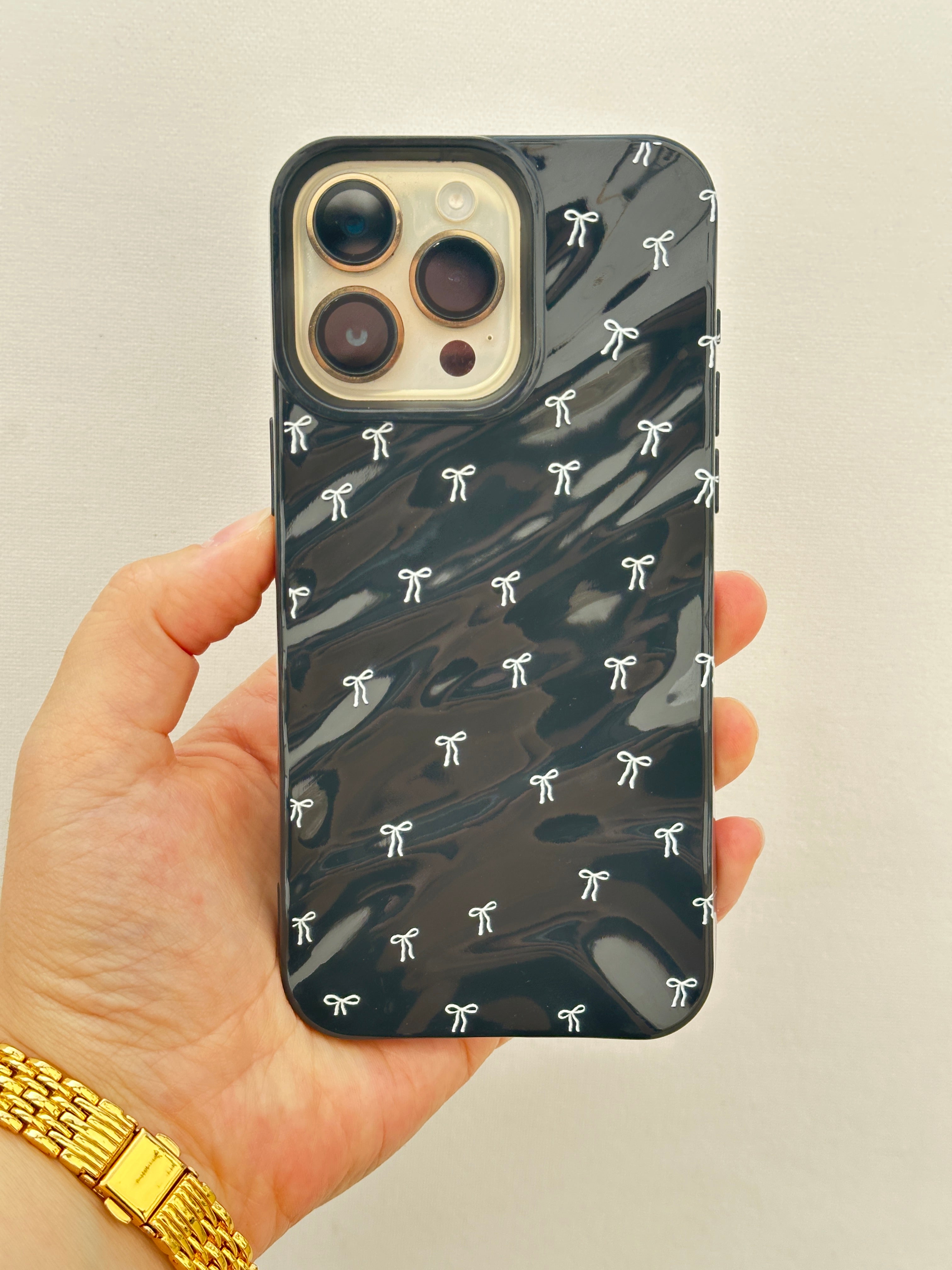 iPhone 14 Pro Max Beyaz Fiyonklu Siyah Kılıf Şık Tasarımlı Telefon Koruyucu