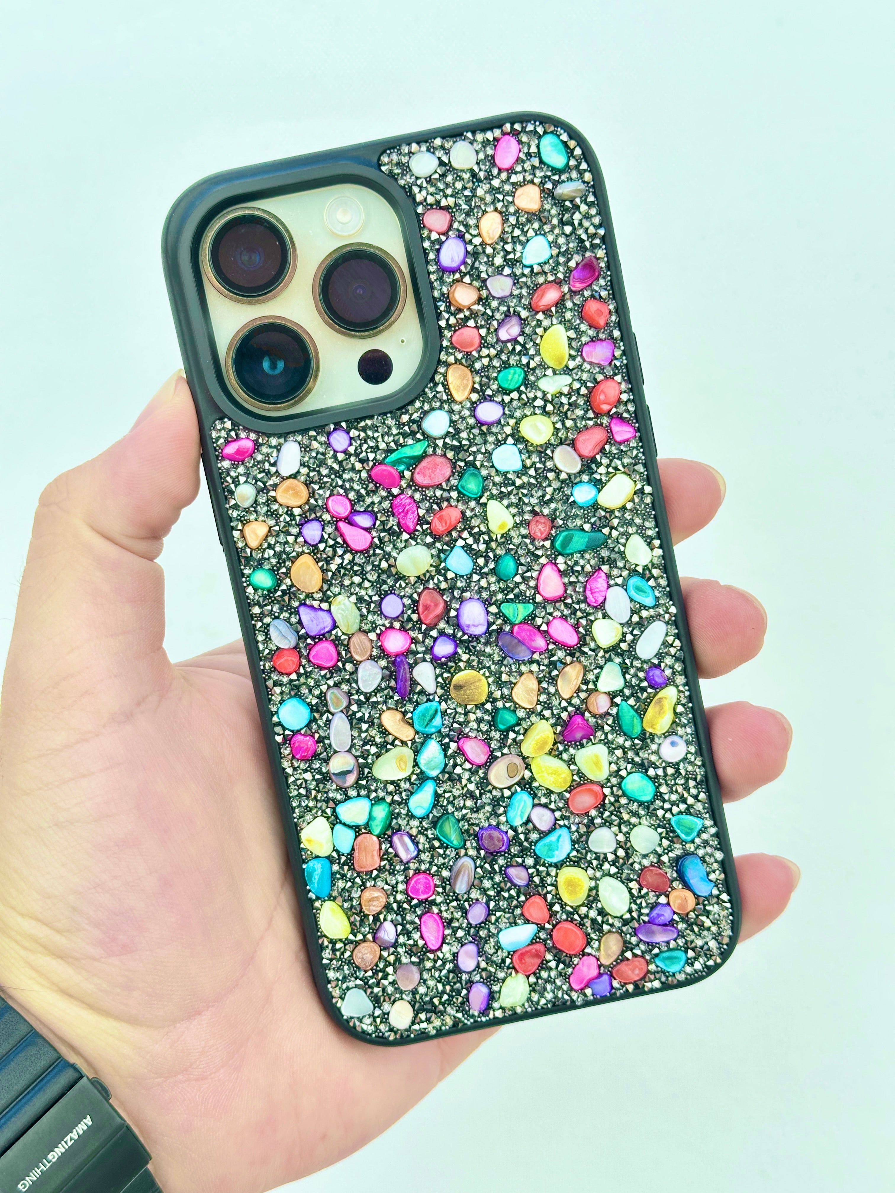 iPhone 14 Pro Max Göz Alıcı Mercan Taşlı İçi Kadife Kaplamalı Yanları Silikon Kılıf