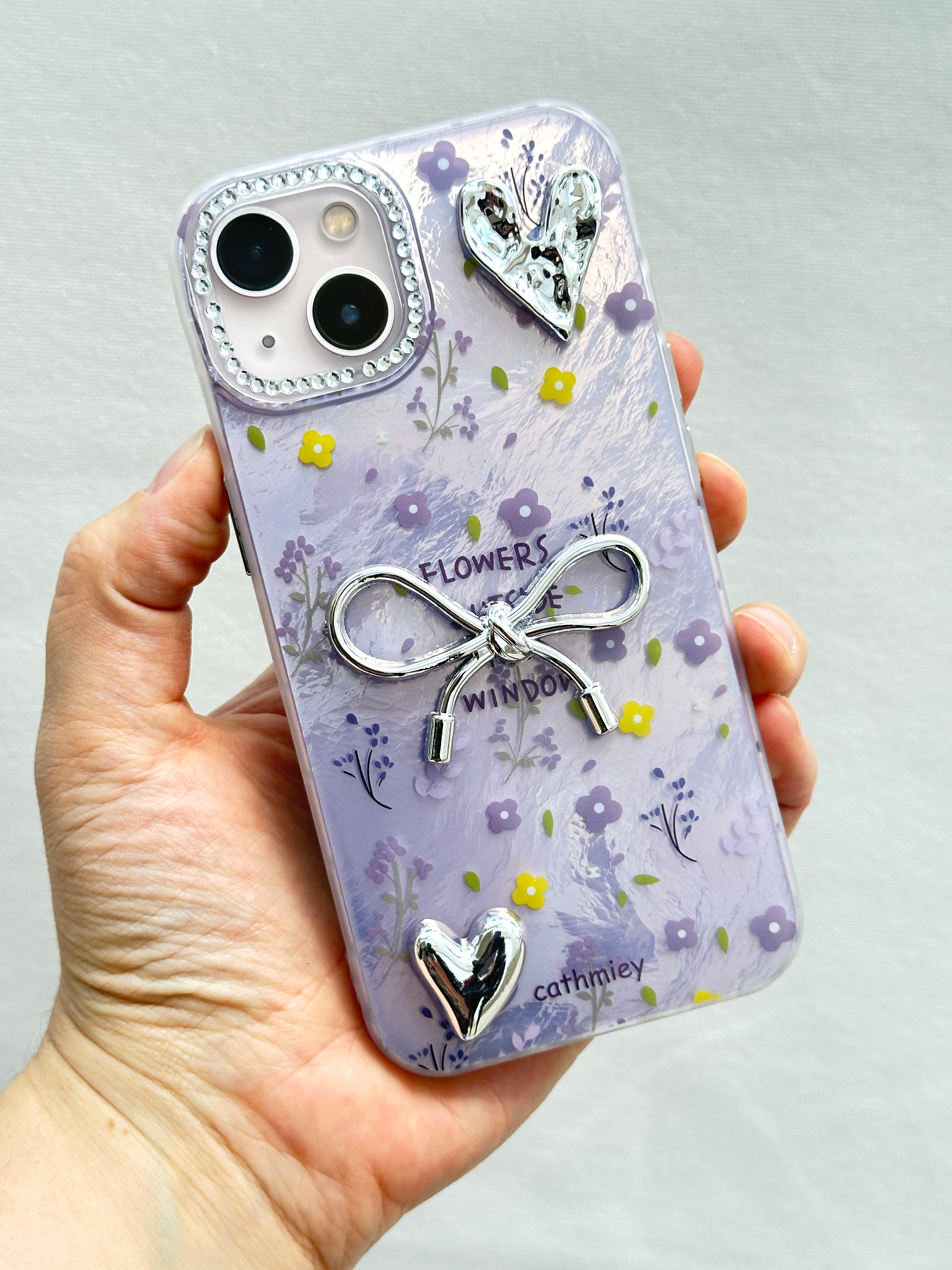 iPhone 15 Kurdelalı Kalpli Şeffaf Çiçekli Kılıf 3 Boyutlu Metalik Süslemeli Telefon Kılıfı