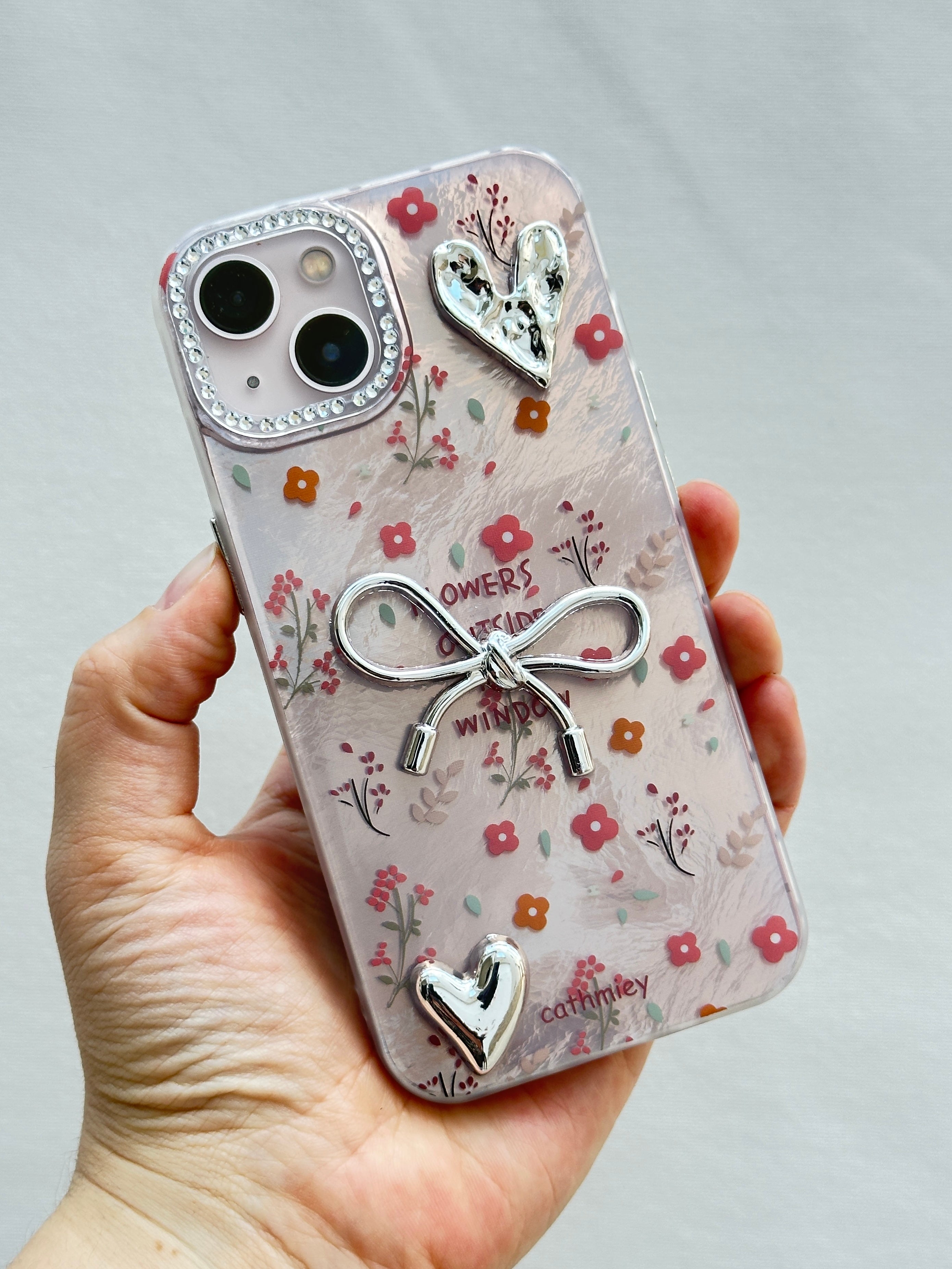 iPhone 15 Kurdelalı Kalpli Şeffaf Çiçekli Kılıf 3 Boyutlu Metalik Süslemeli Telefon Kılıfı