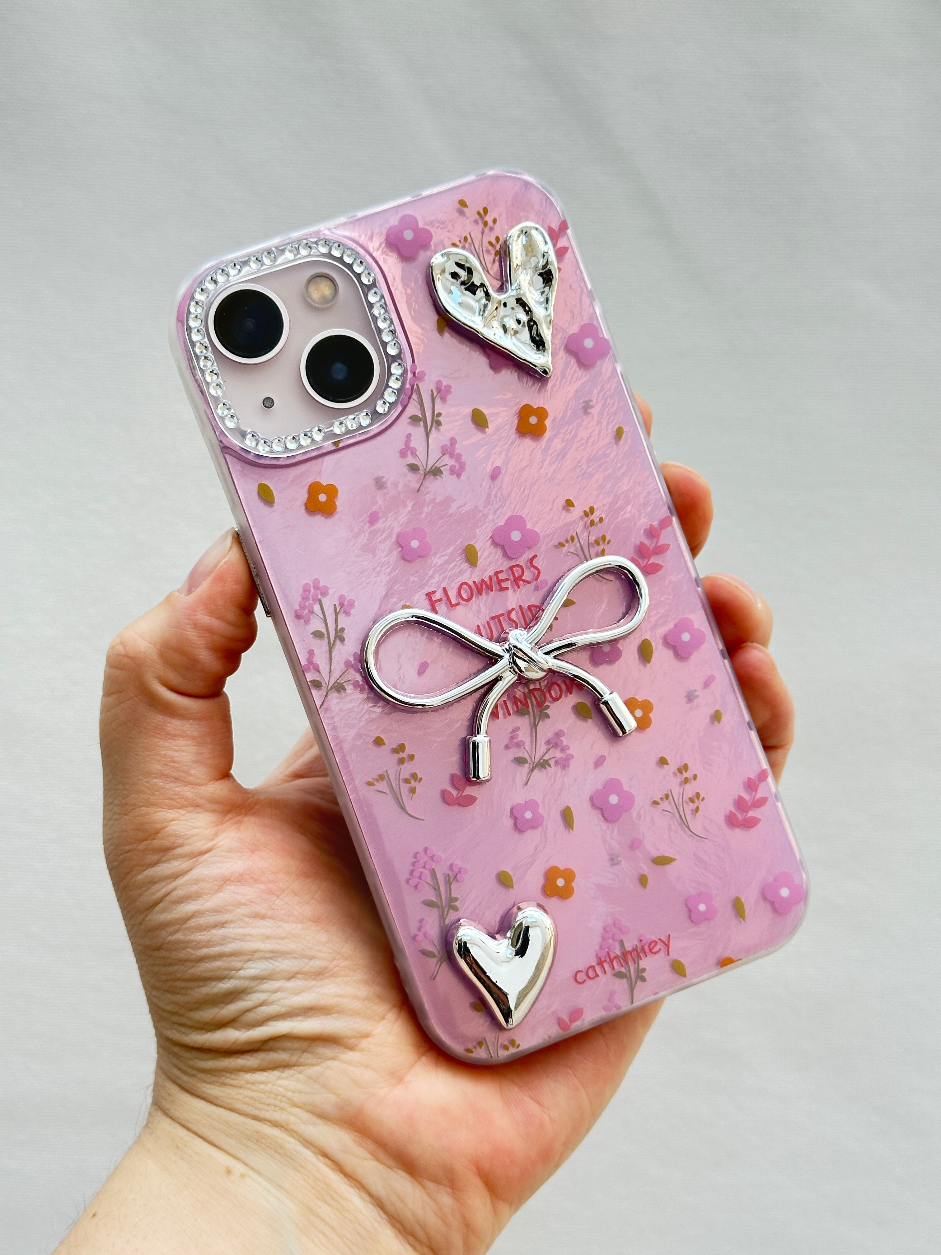 iPhone 15 Kurdelalı Kalpli Şeffaf Çiçekli Kılıf 3 Boyutlu Metalik Süslemeli Telefon Kılıfı