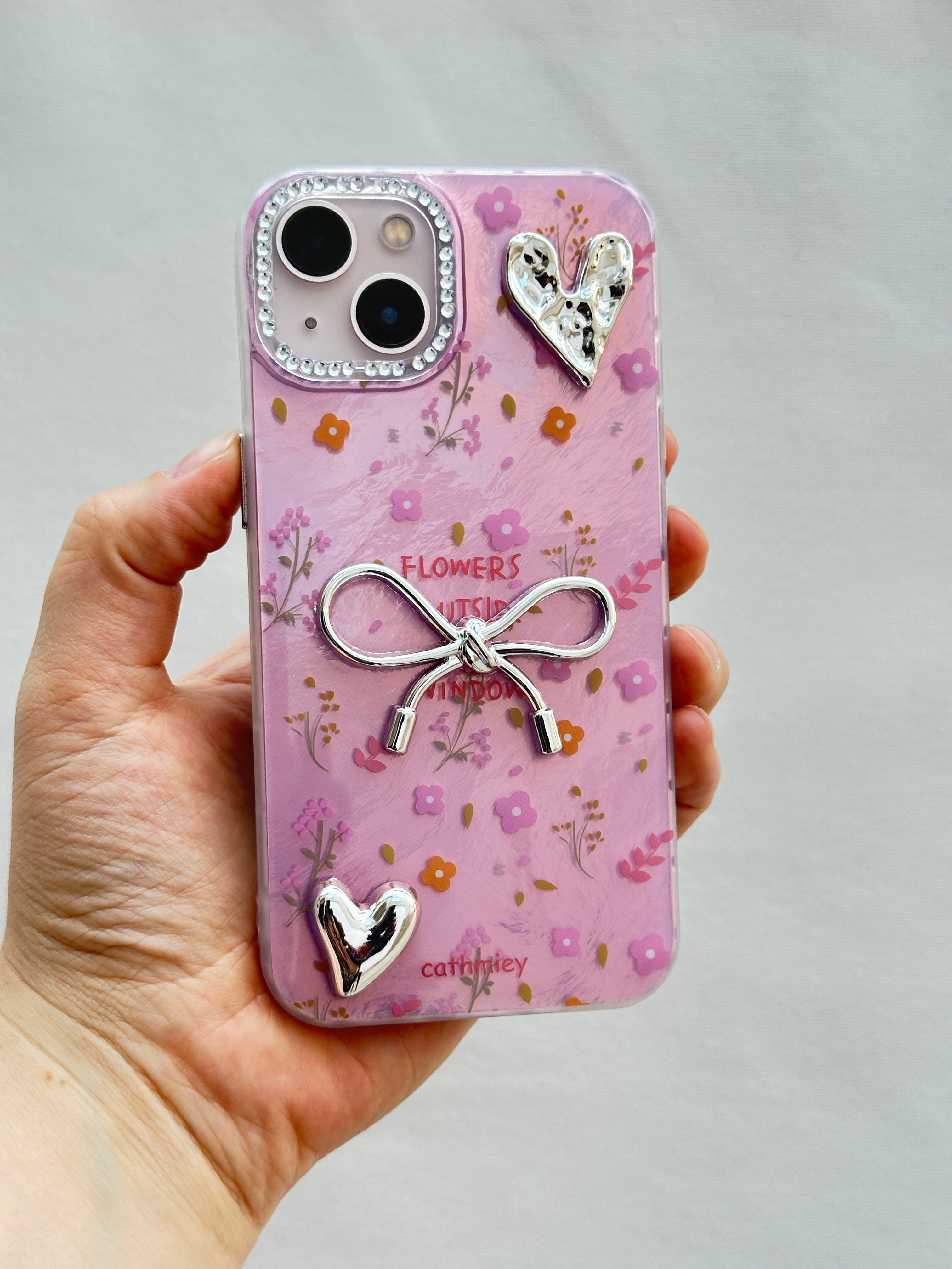 iPhone 14 Kurdelalı Kalpli Şeffaf Çiçekli Kılıf 3 Boyutlu Metalik Süslemeli Telefon Kılıfı