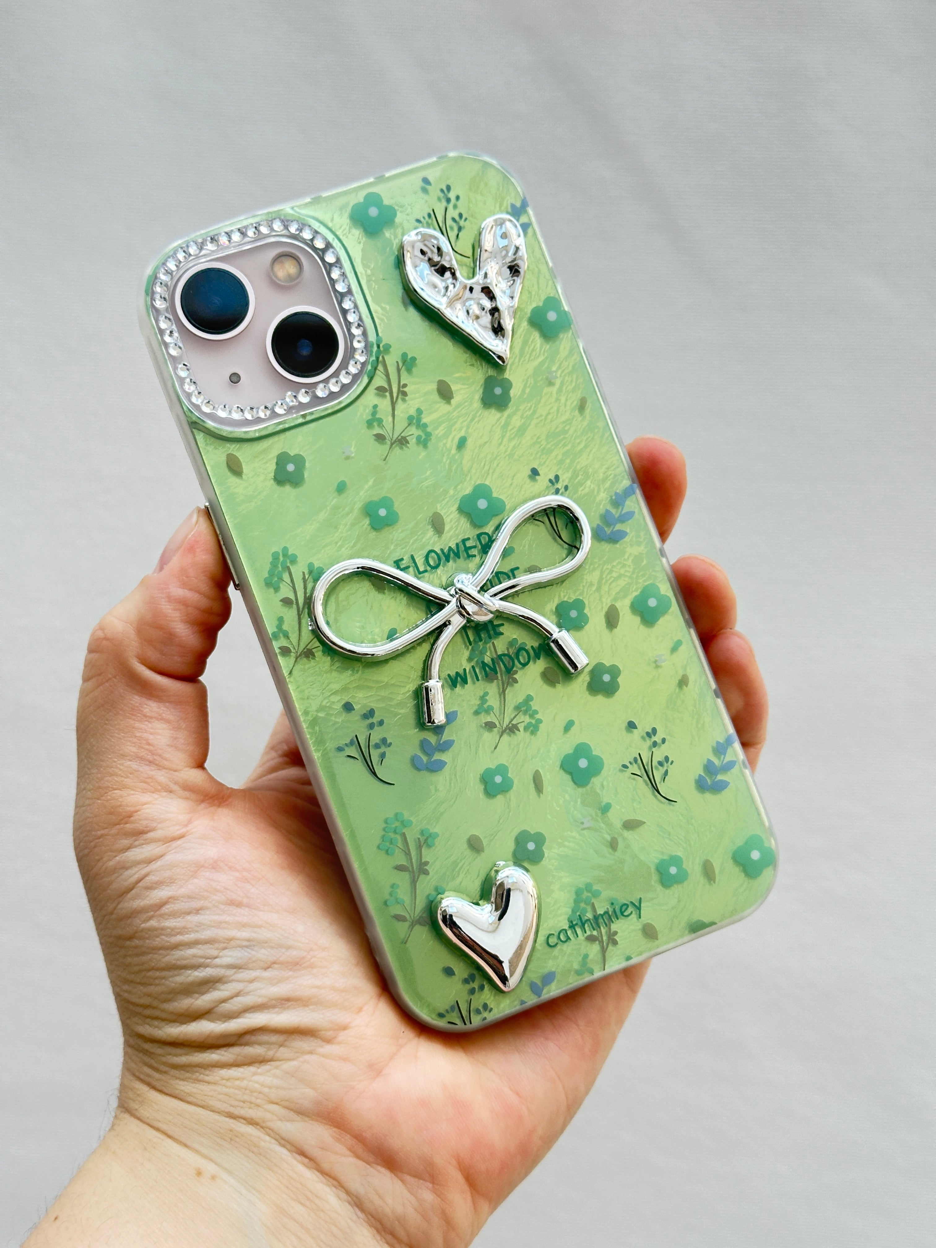 iPhone 15 Kurdelalı Kalpli Şeffaf Çiçekli Kılıf 3 Boyutlu Metalik Süslemeli Telefon Kılıfı