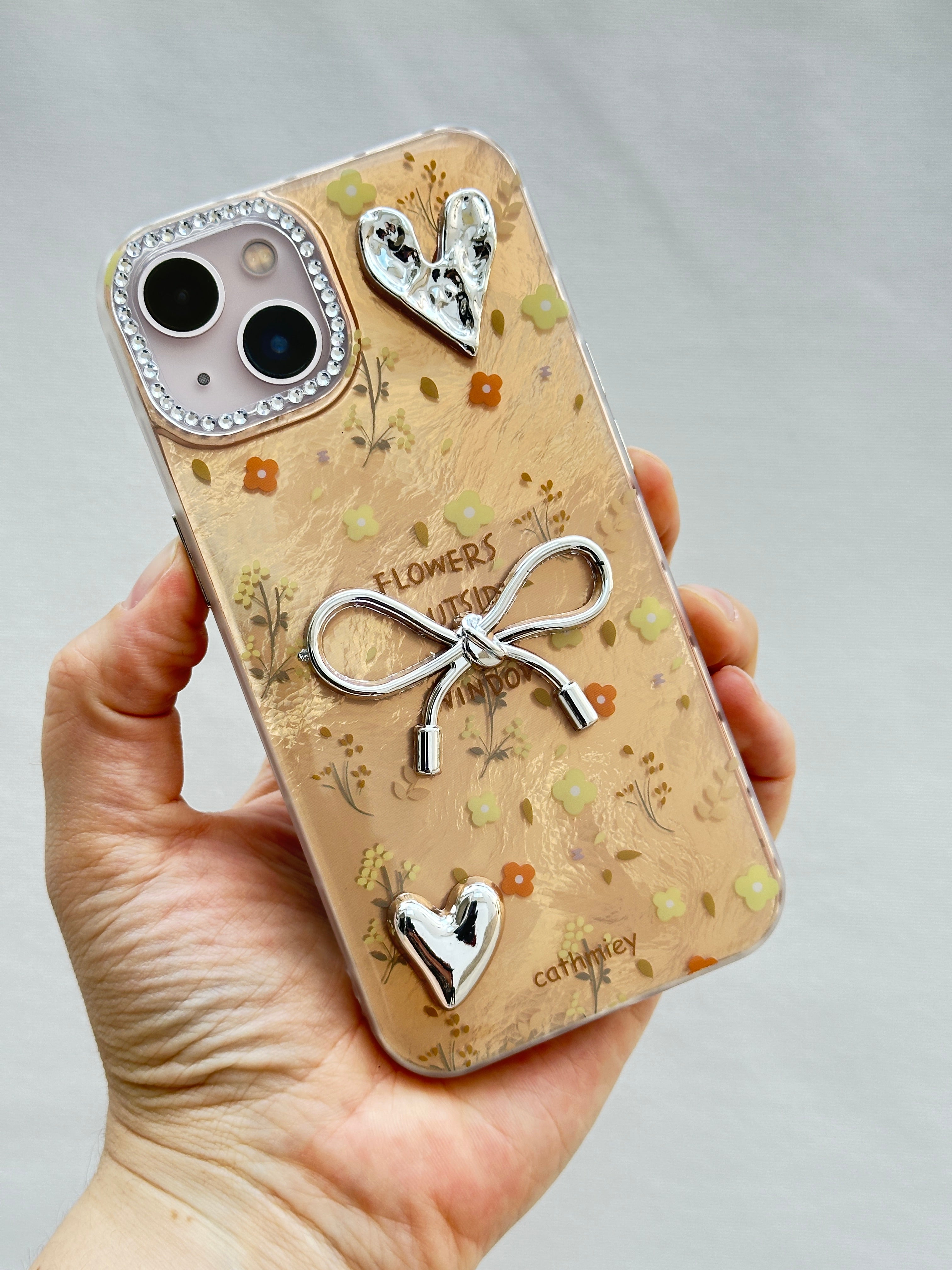 iPhone 15 Kurdelalı Kalpli Şeffaf Çiçekli Kılıf 3 Boyutlu Metalik Süslemeli Telefon Kılıfı
