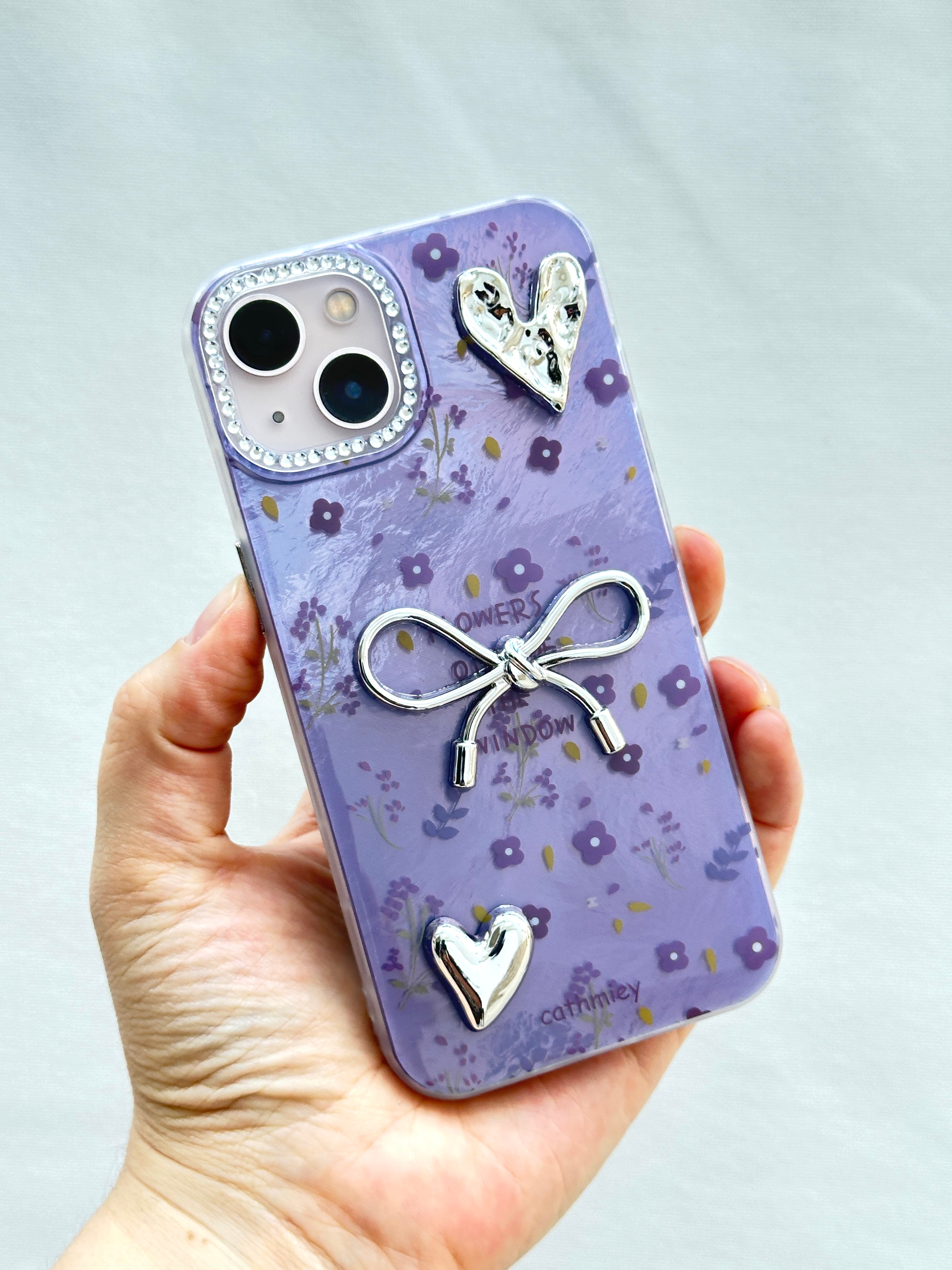 iPhone 15 Kurdelalı Kalpli Şeffaf Çiçekli Kılıf 3 Boyutlu Metalik Süslemeli Telefon Kılıfı