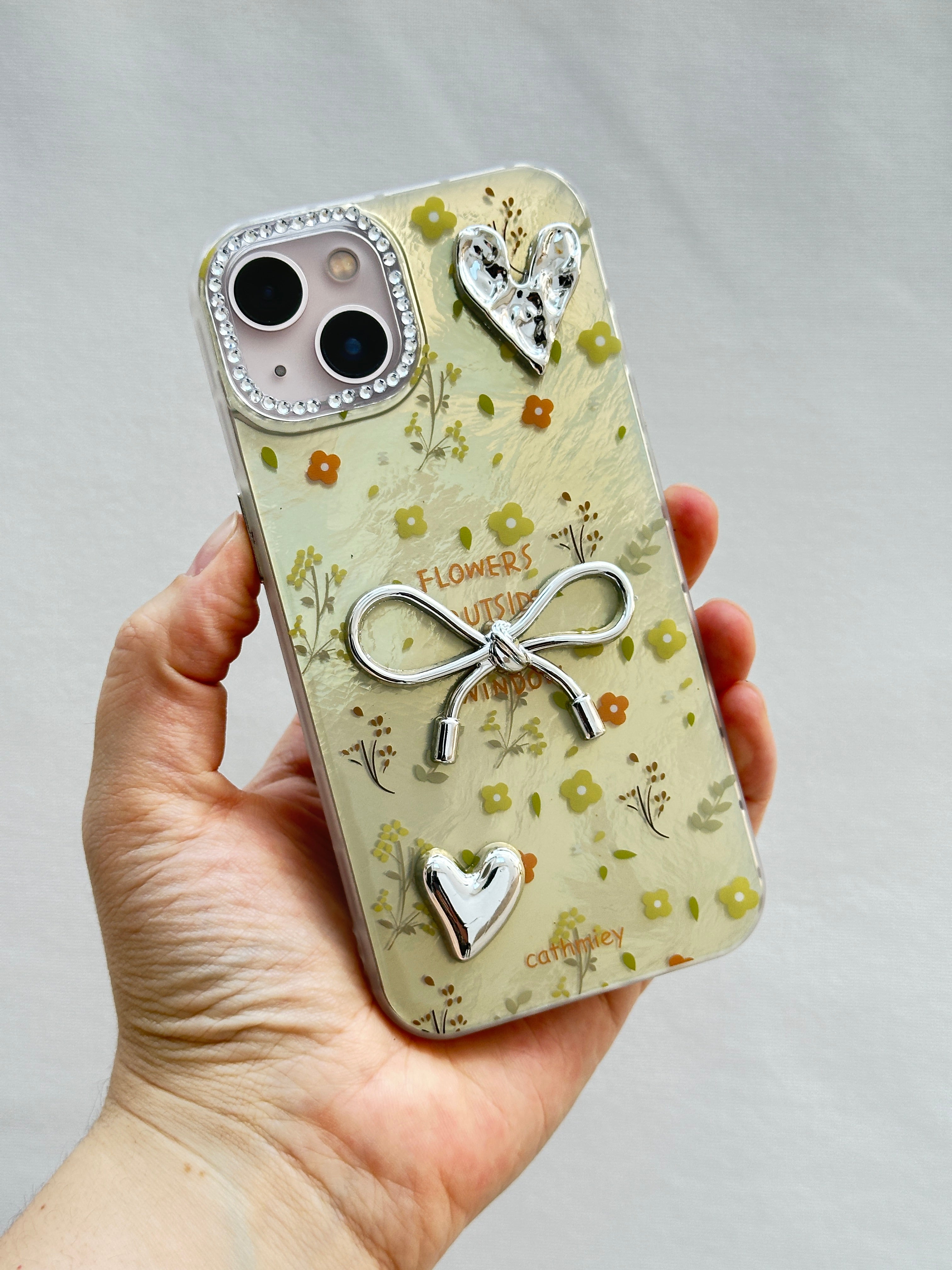 iPhone 15 Kurdelalı Kalpli Şeffaf Çiçekli Kılıf 3 Boyutlu Metalik Süslemeli Telefon Kılıfı