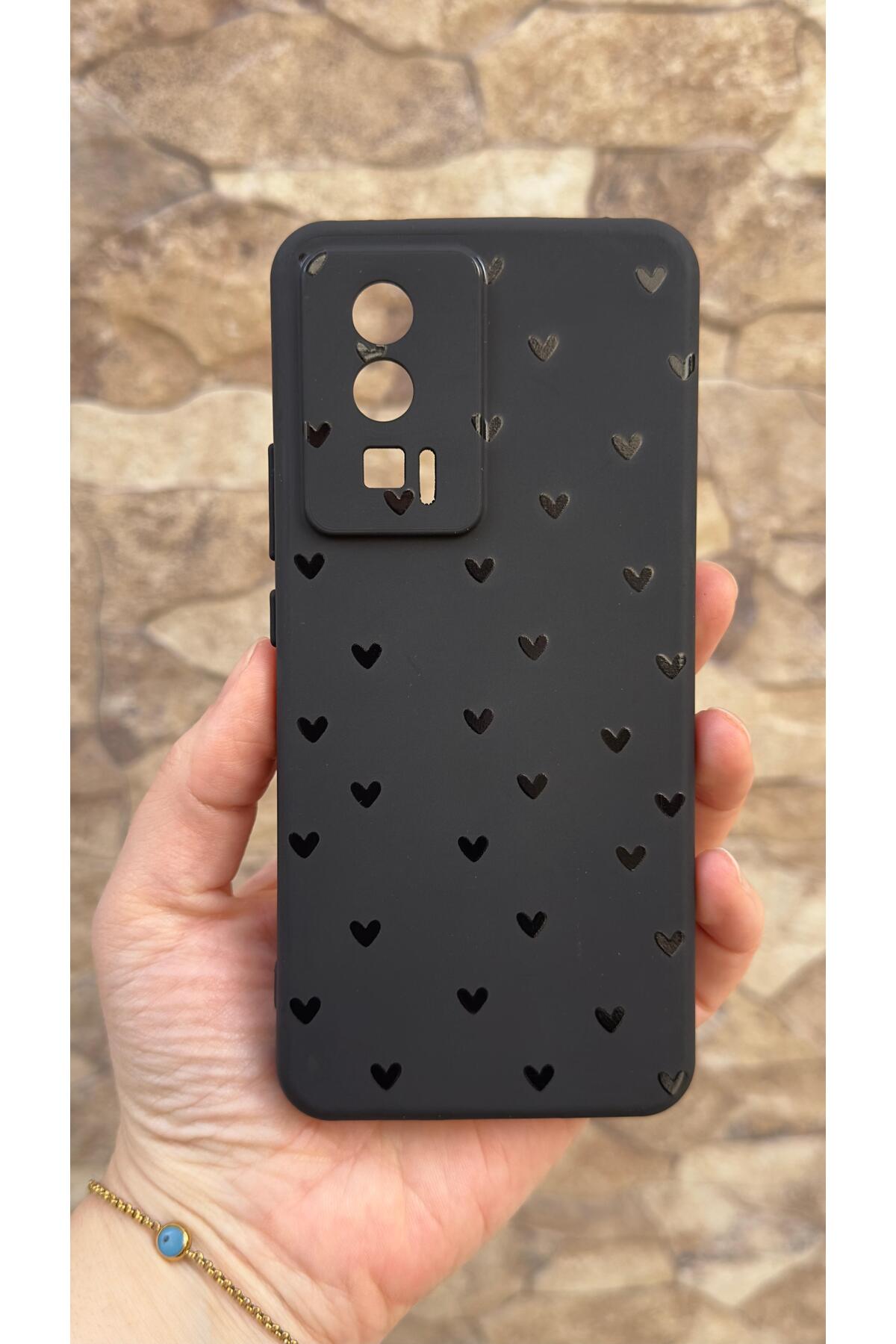 Poco F5 Pro Uyumlu Mini Siyah Kalp Desenli Silikon Darbe Emici Klasik Korumalı Rubber Kılıf