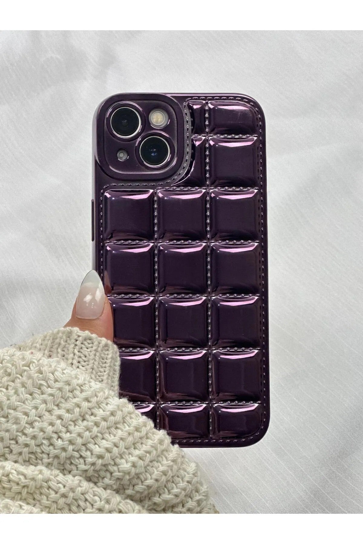 iPhone 13 Kabartmalı Dikiş Detaylı Baklava Desenli Parlak Vivid Kılıf