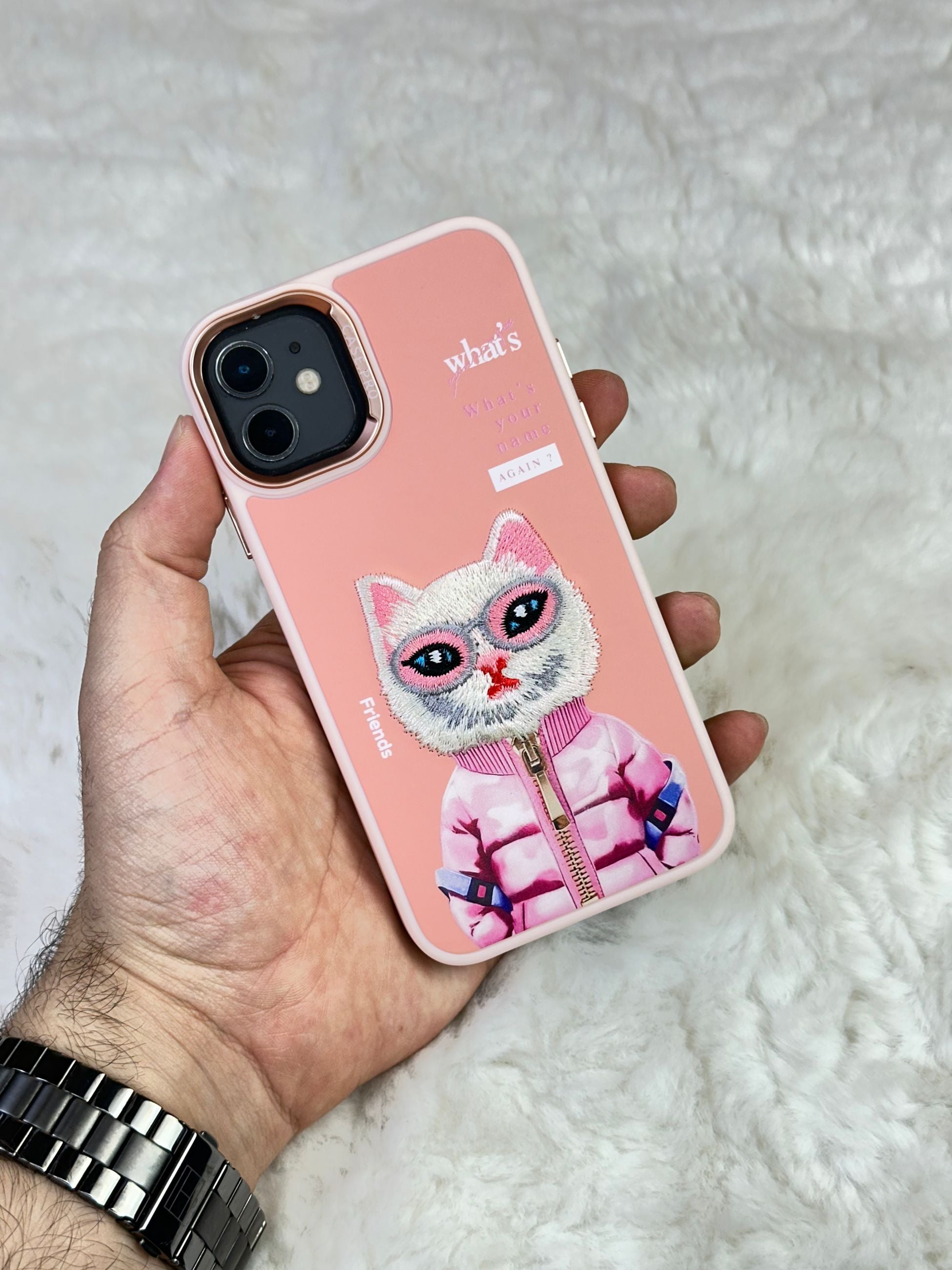 iPhone 12 Sert Kapaklı Tatlı Karakterli Dikişli Safari Kılıf