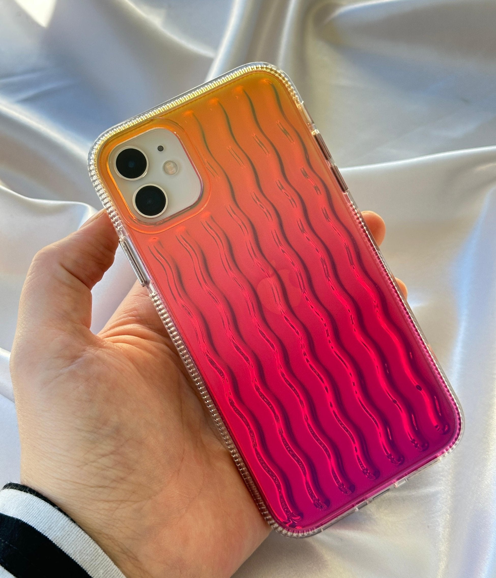 iPhone 11 ile Uyumlu Renkli Dalgalı Darbelere Karşı Dayanıklı Kamera Çıkıntılı İsmira Kılıf