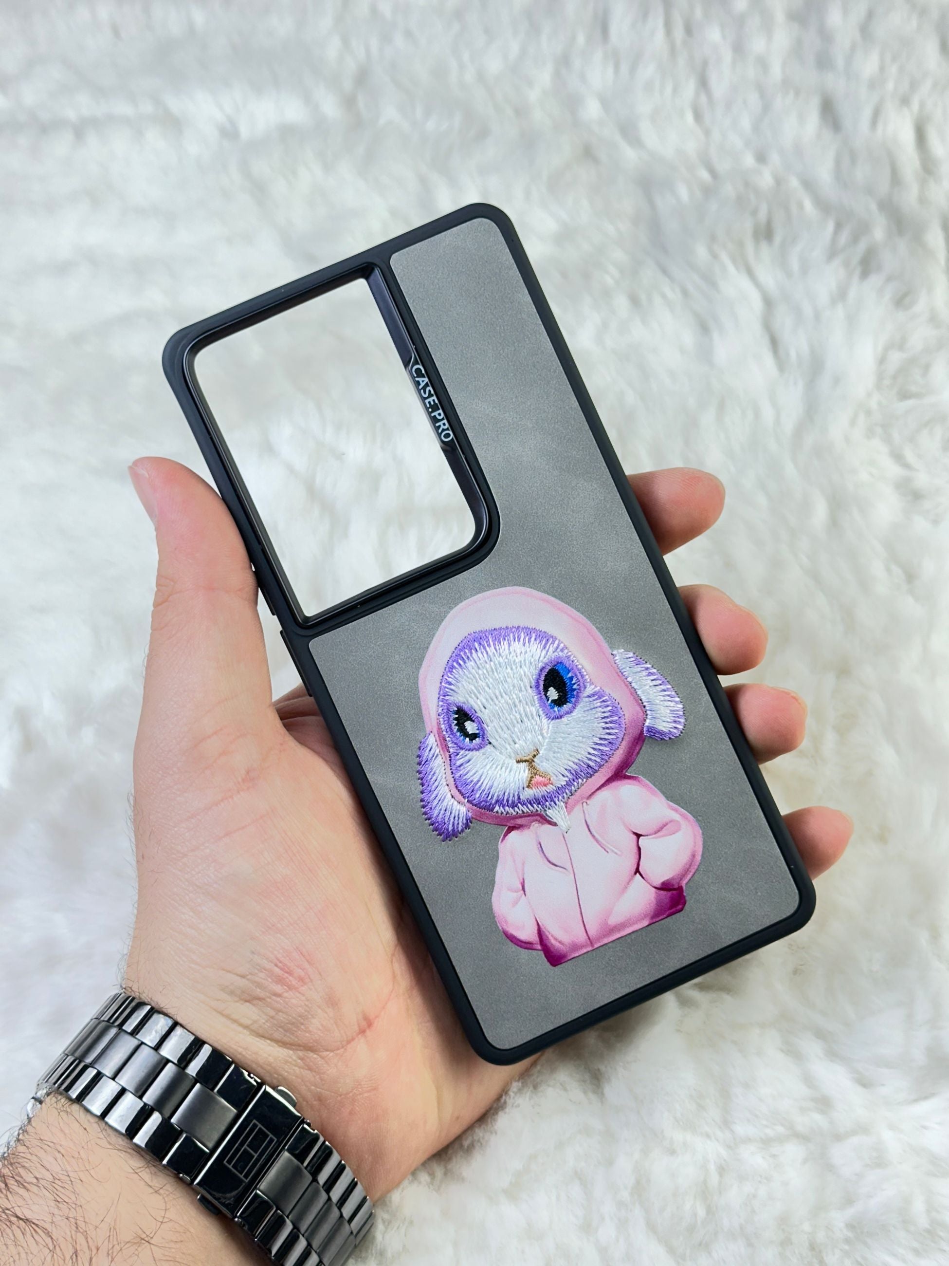 Xiaomi Redmi Note 13 Pro 4G Sert Kapaklı Tatlı Karakterli Dikişli Safari Kılıf