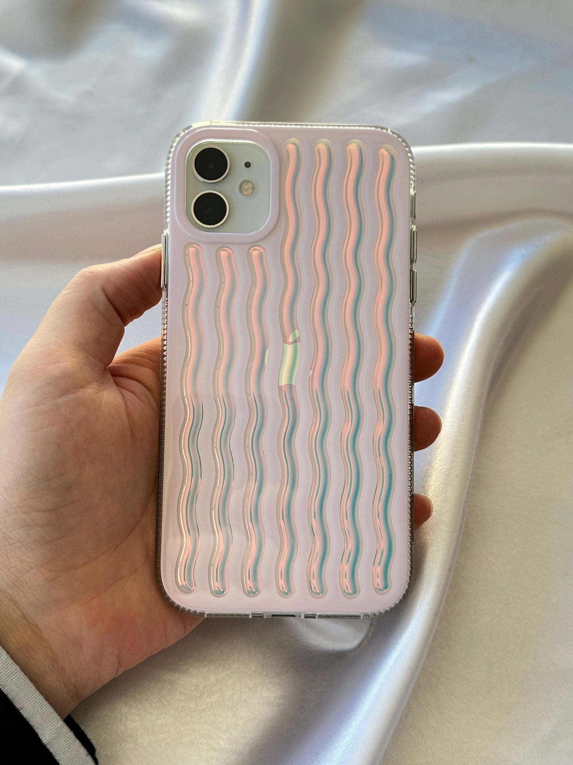 iPhone 11 ile Uyumlu Renkli Dalgalı Darbelere Karşı Dayanıklı Kamera Çıkıntılı İsmira Kılıf