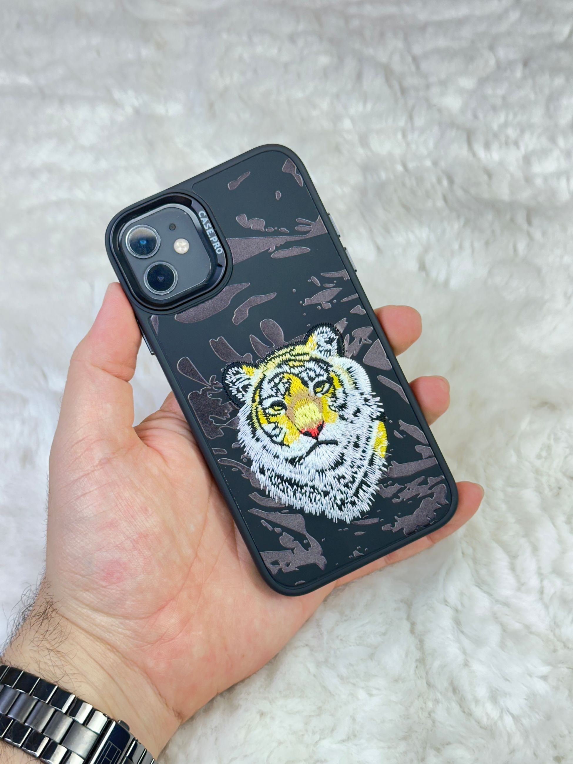 iPhone 12 Sert Kapaklı Tatlı Karakterli Dikişli Safari Kılıf