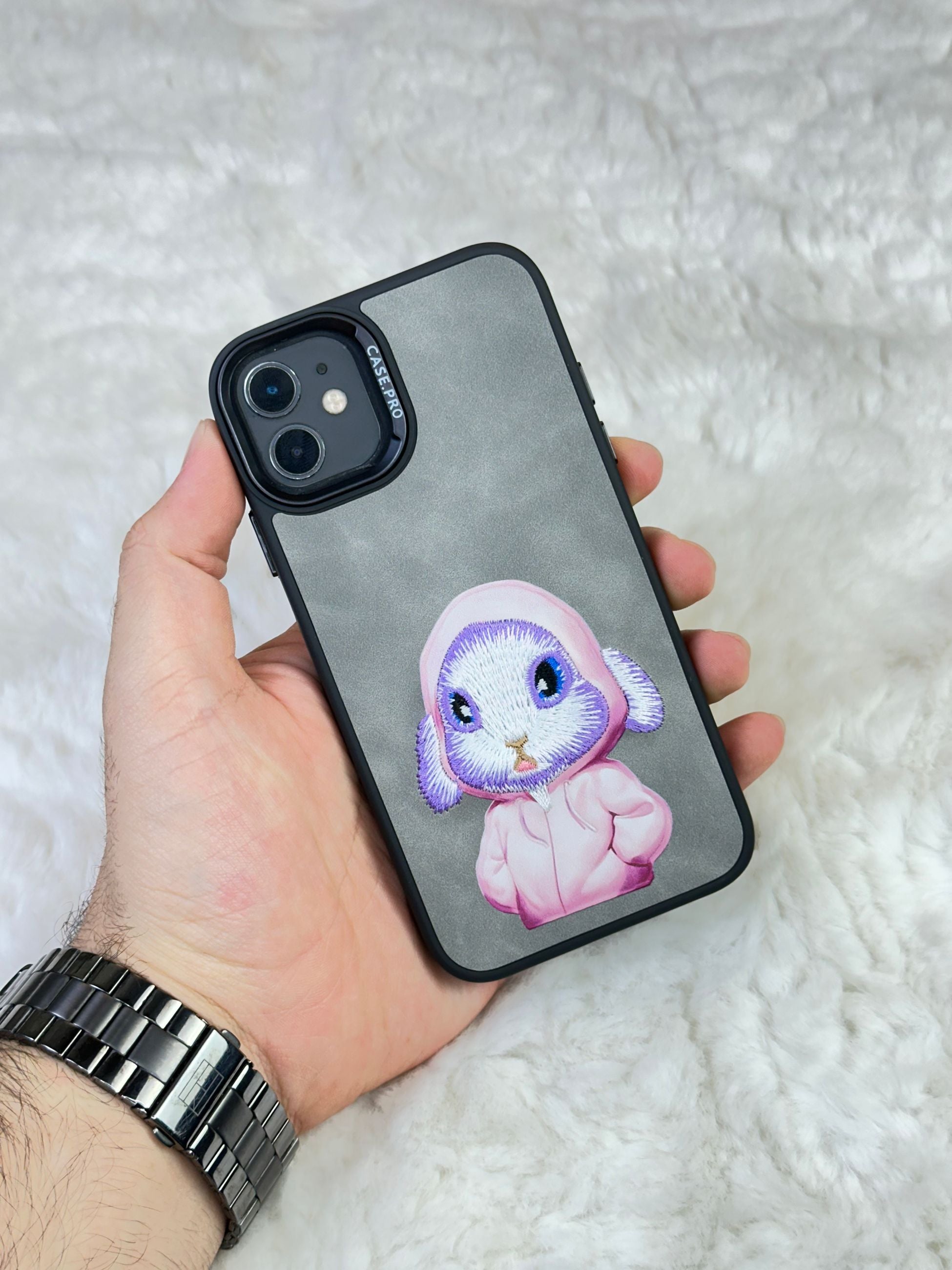 iPhone 12 Sert Kapaklı Tatlı Karakterli Dikişli Safari Kılıf