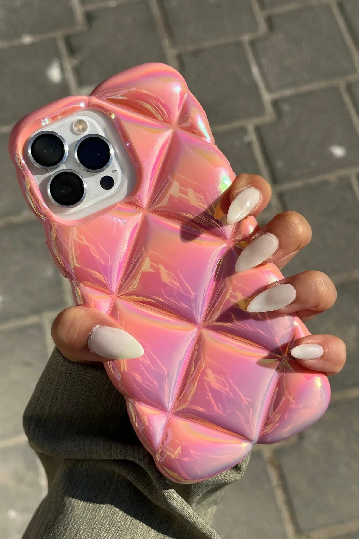 iPhone 15 Pro Kabartma Desenli 3D Darbe Emici Ultra Sağlam Pufy Kılıf