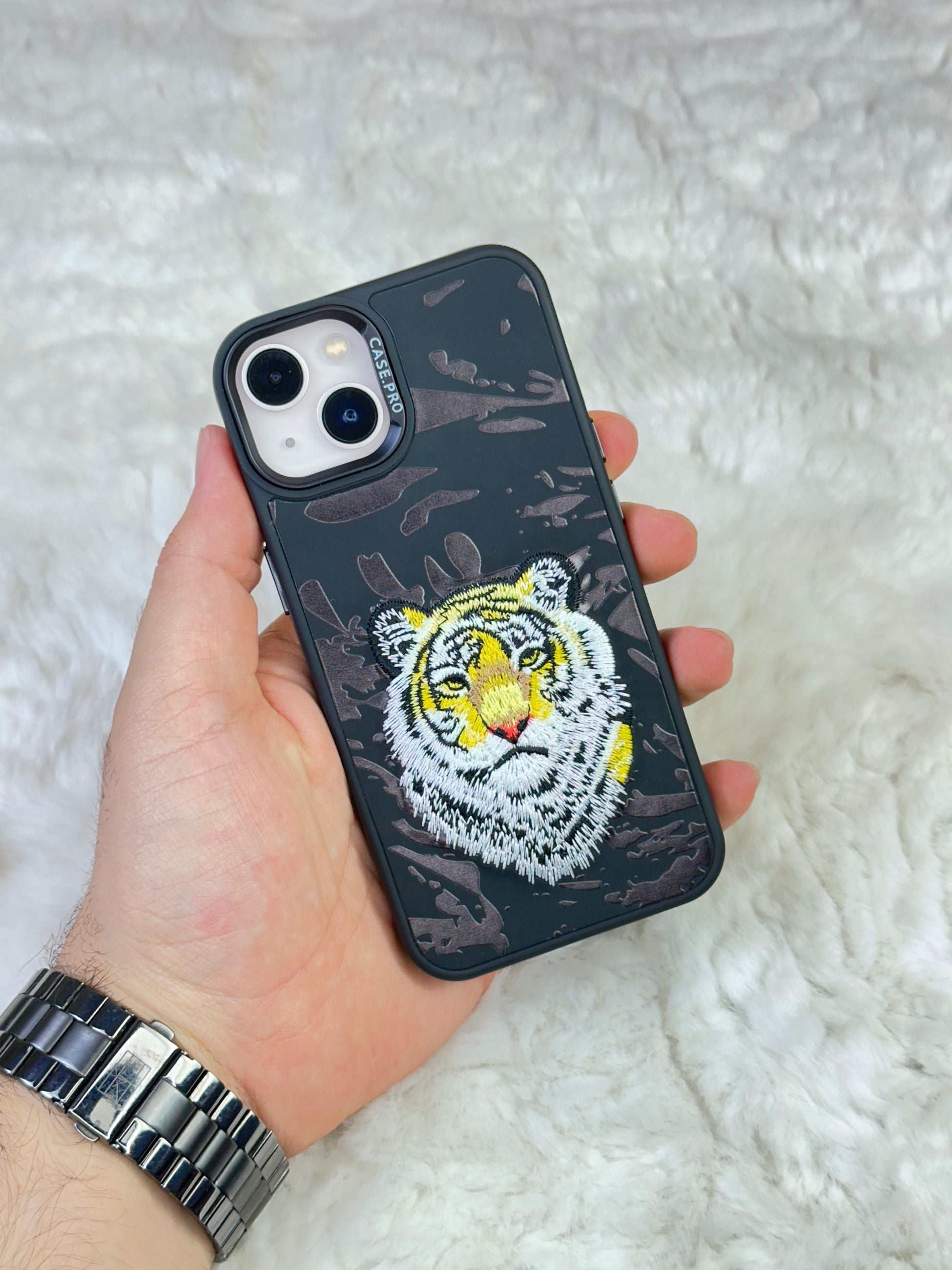 iPhone 13 Sert Kapaklı Tatlı Karakterli Dikişli Safari Kılıf