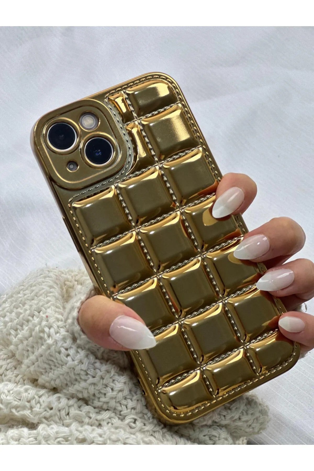 iPhone 13 Kabartmalı Dikiş Detaylı Baklava Desenli Parlak Vivid Kılıf