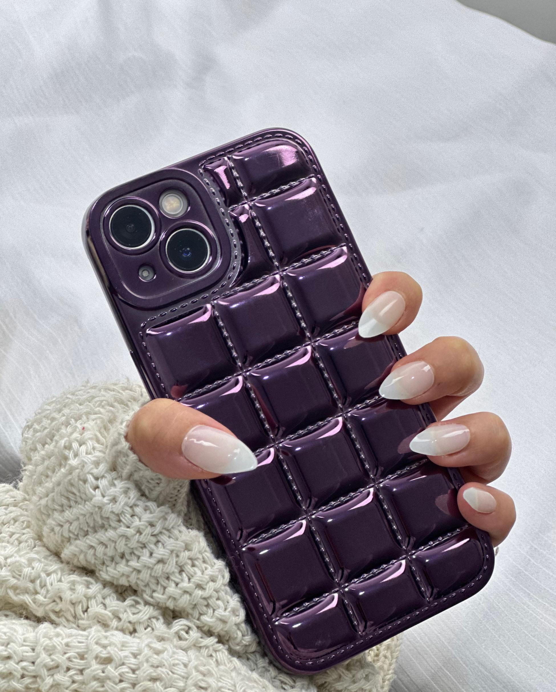 iPhone 13 Kabartmalı Dikiş Detaylı Baklava Desenli Parlak Vivid Kılıf