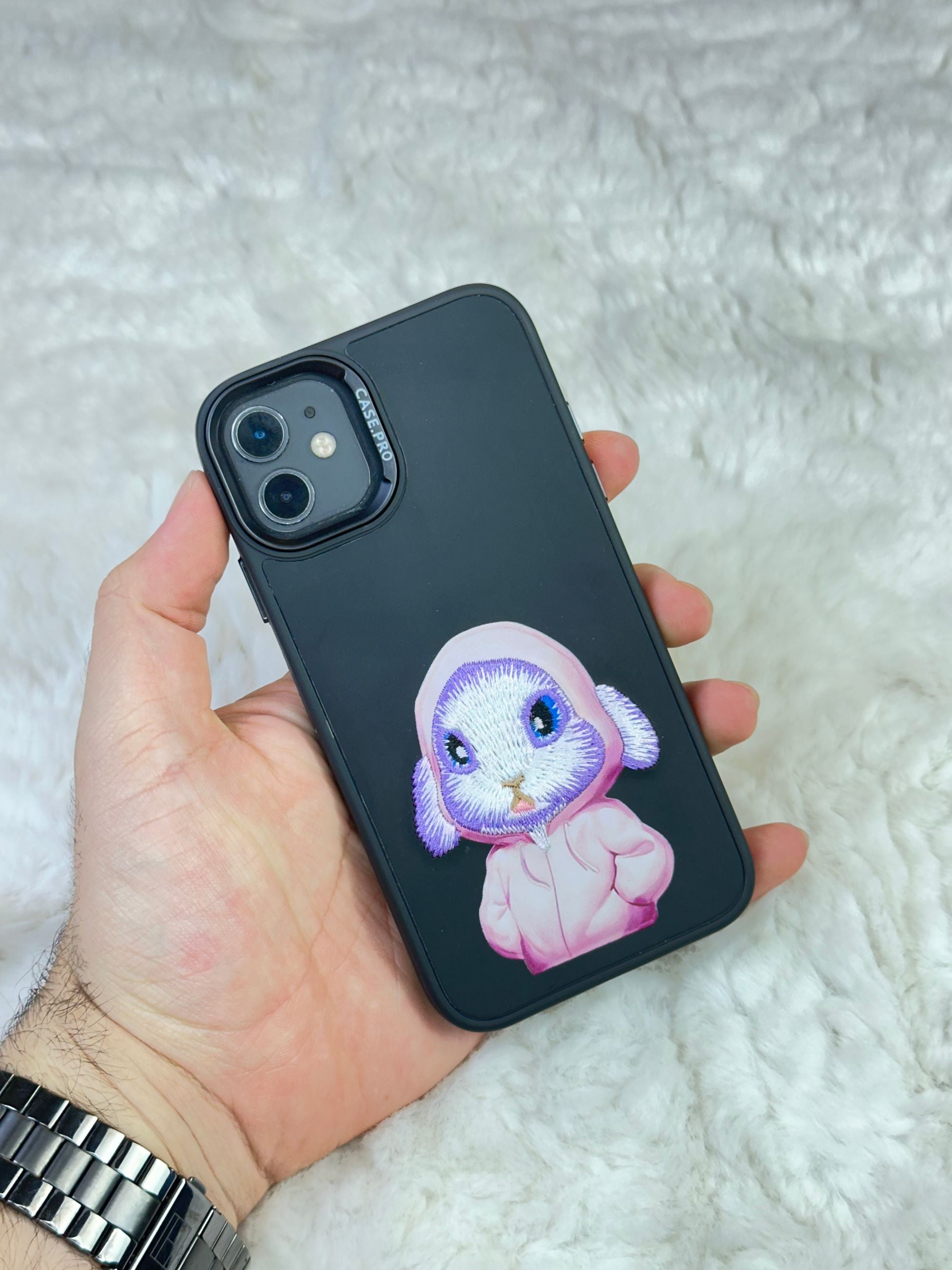 iPhone 12 Sert Kapaklı Tatlı Karakterli Dikişli Safari Kılıf