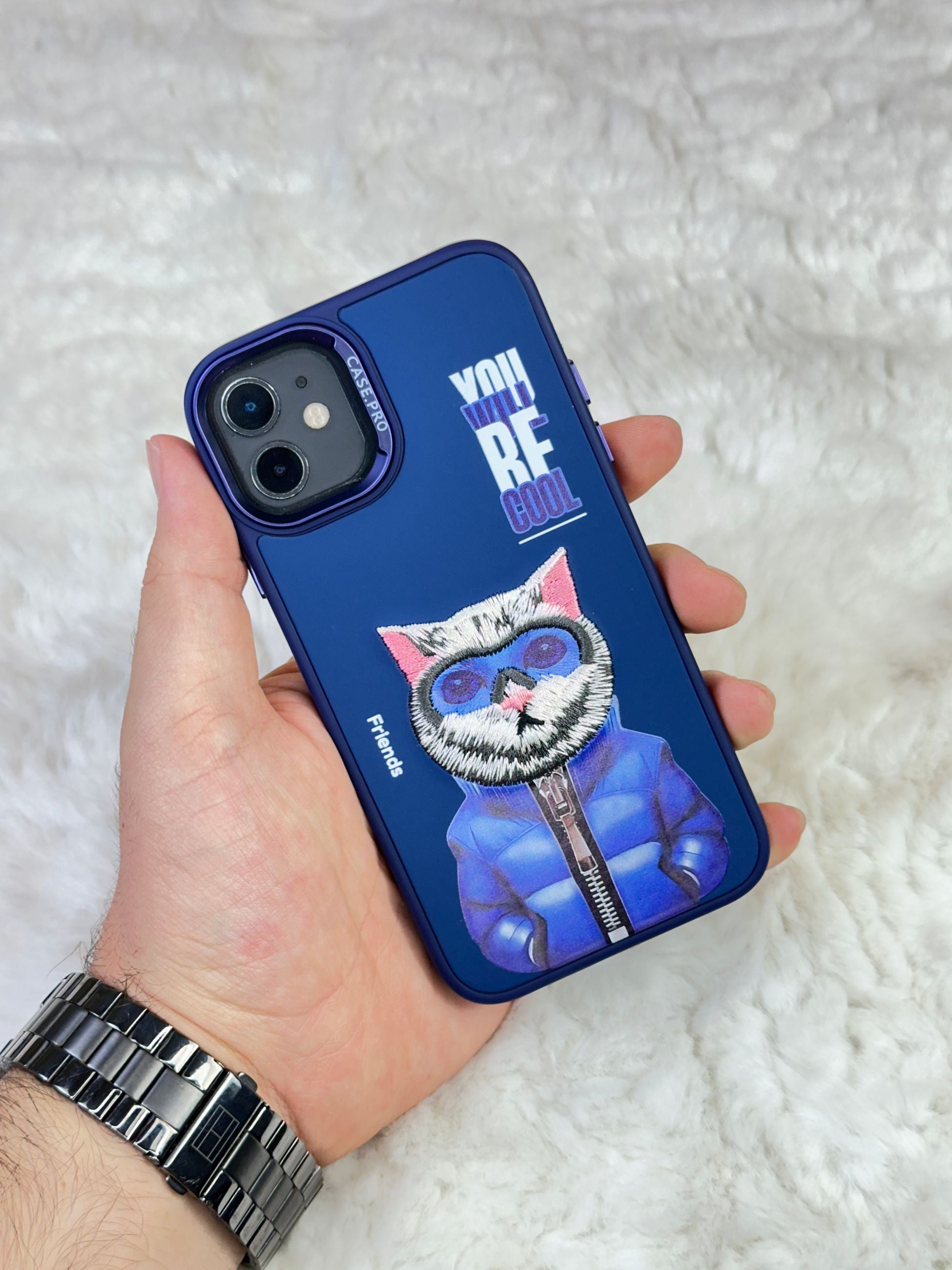 iPhone 12 Sert Kapaklı Tatlı Karakterli Dikişli Safari Kılıf