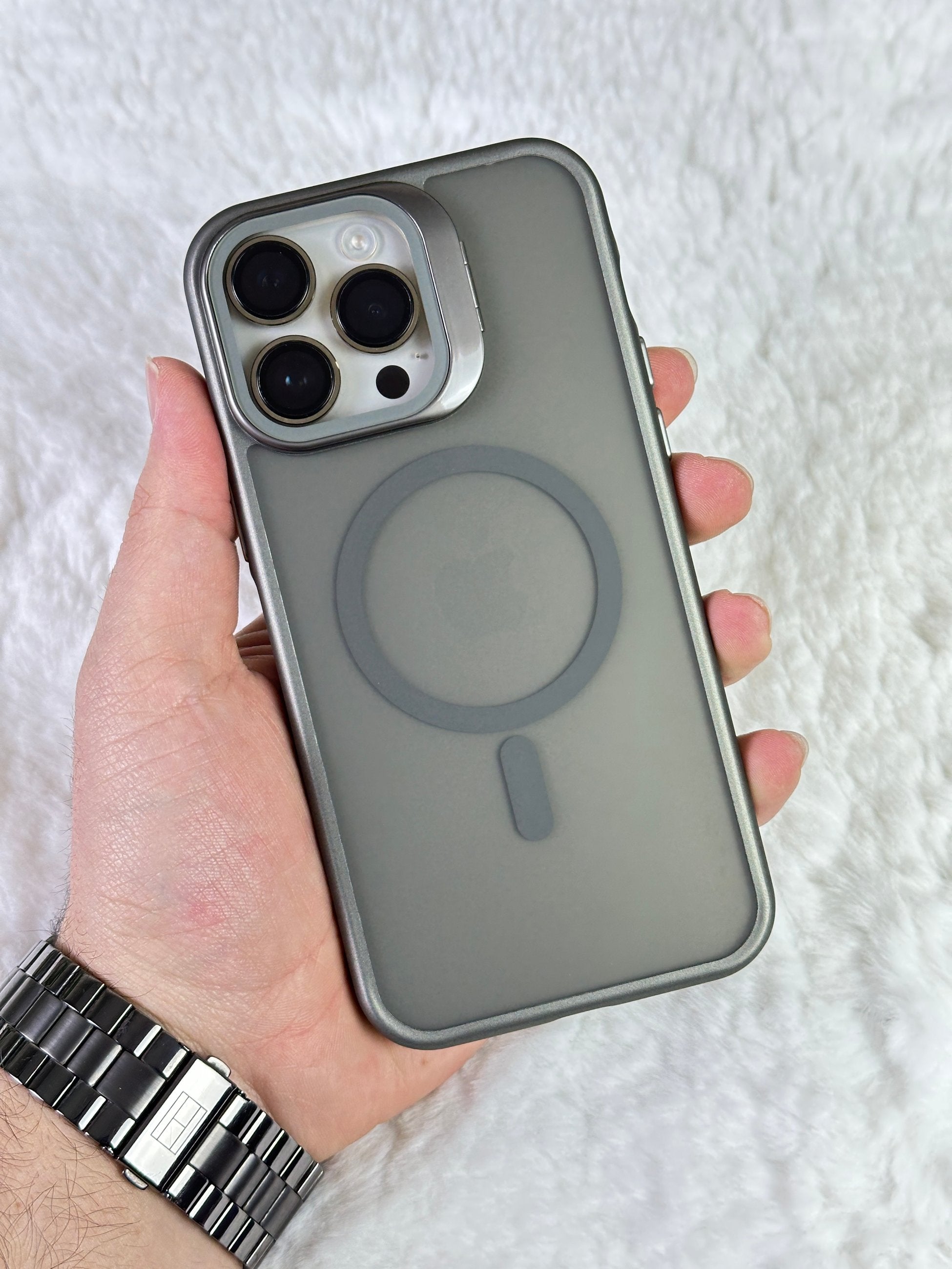 iPhone 14 Pro Max ile Uyumlu Açılabilir Kamera Koruyucu Cam ve Stand Olabilen Arkası Mat Yanları Sert Silikon Duda Magsafe