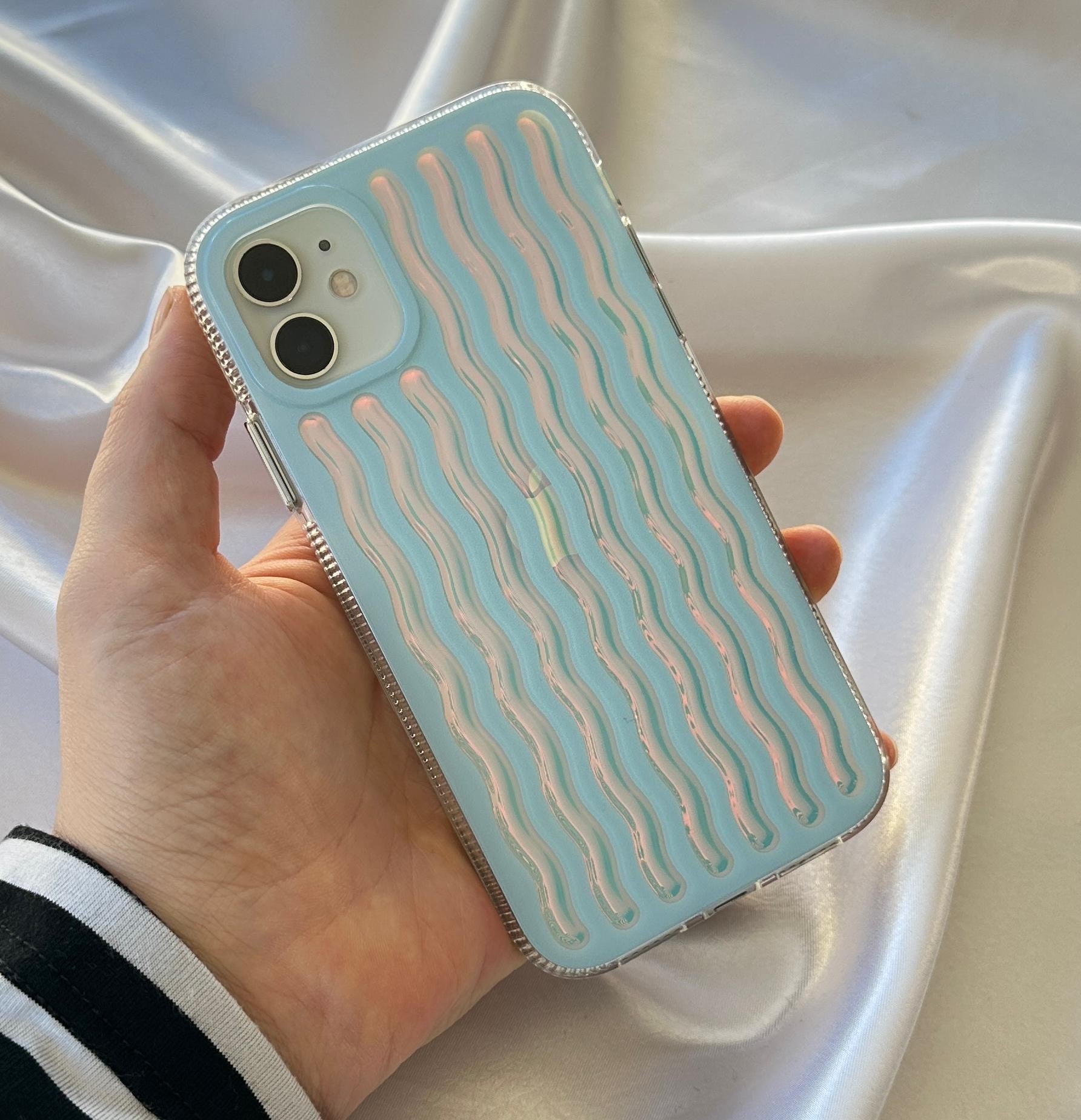 iPhone 11 ile Uyumlu Renkli Dalgalı Darbelere Karşı Dayanıklı Kamera Çıkıntılı İsmira Kılıf