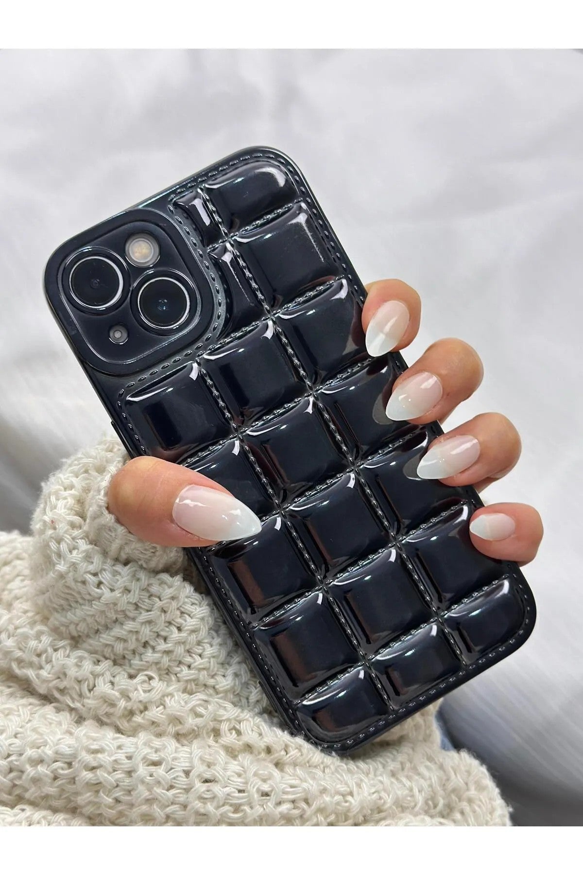 iPhone 13 Kabartmalı Dikiş Detaylı Baklava Desenli Parlak Vivid Kılıf