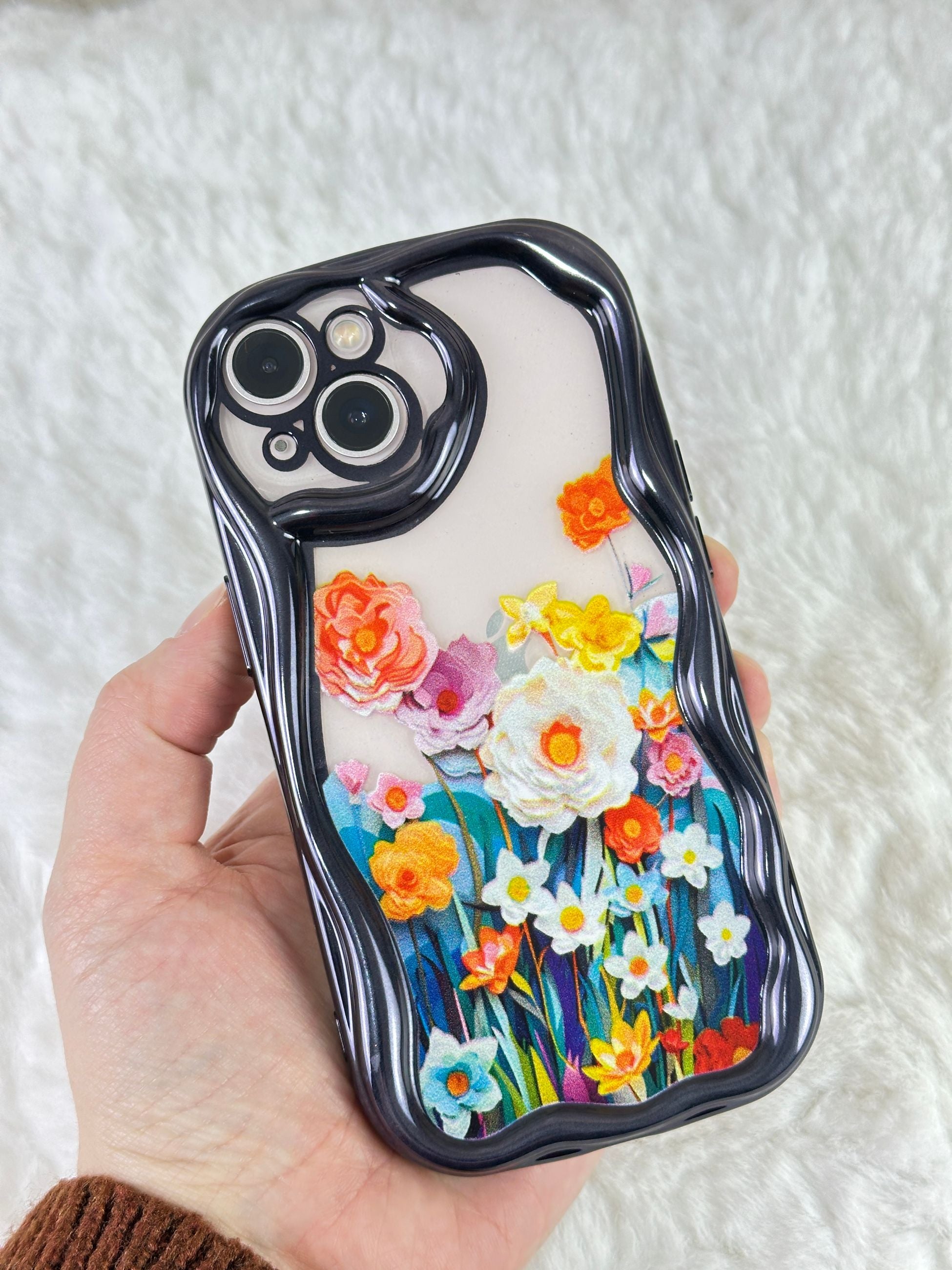 iPhone 13 Dalgalı Kenarlı Renkli Çiçek Desenli Kamera Korumalı Bloss Kılıf