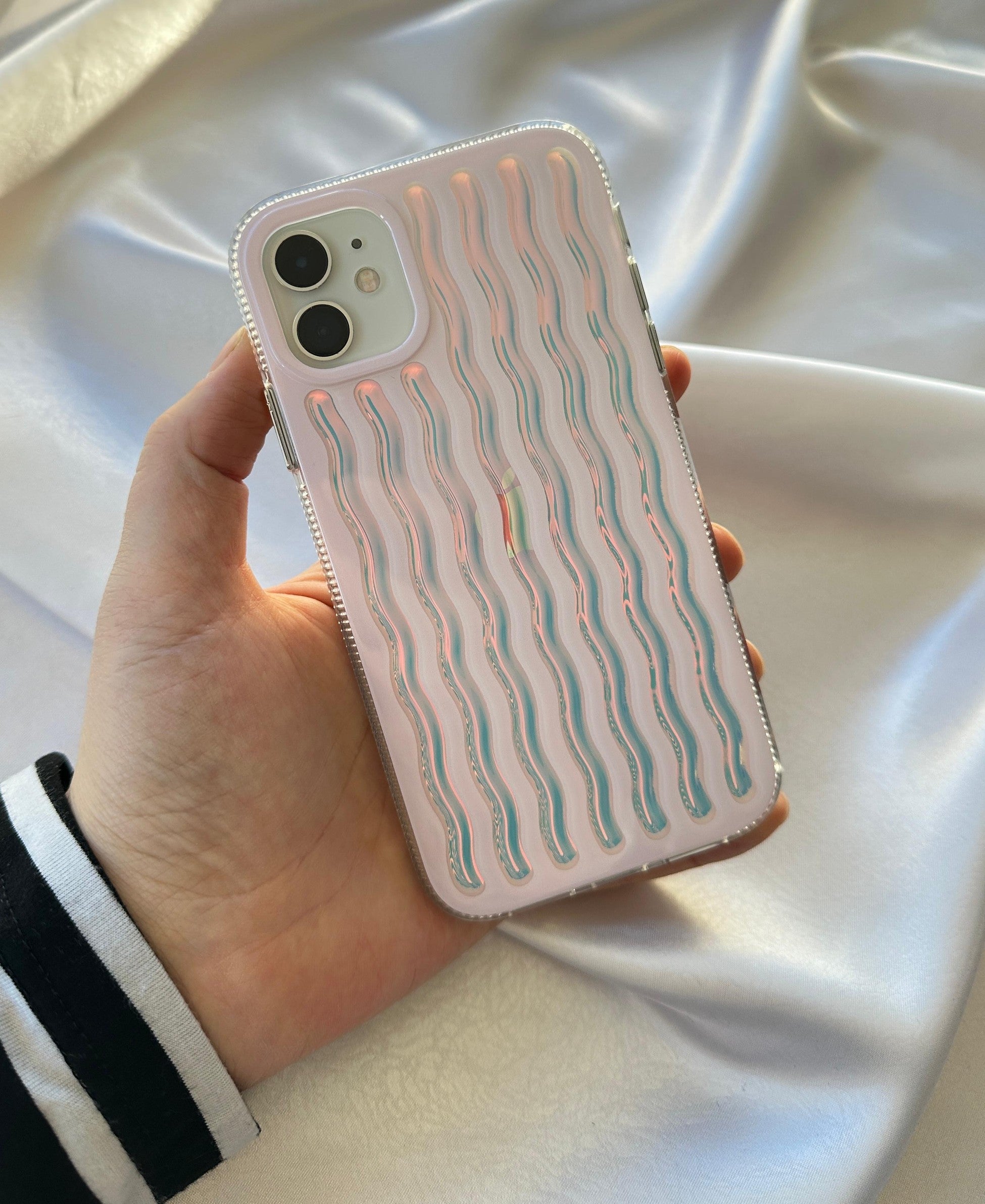 iPhone 11 ile Uyumlu Renkli Dalgalı Darbelere Karşı Dayanıklı Kamera Çıkıntılı İsmira Kılıf