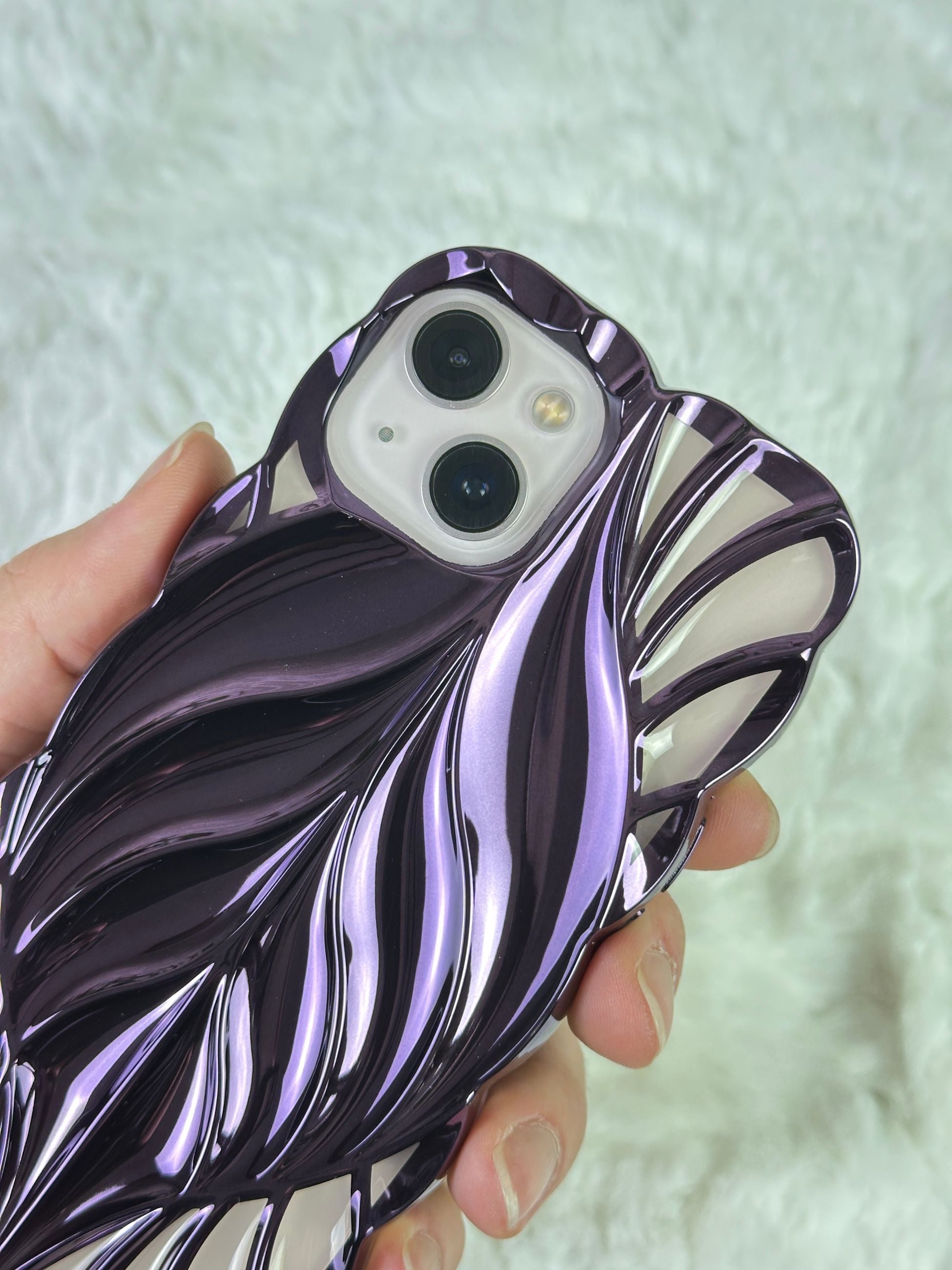 iPhone 15 ile Uyumlu Yaprak Desenli Kabartmalı Darbelere Karşı Dayanıklı Leaf Line Kılıf