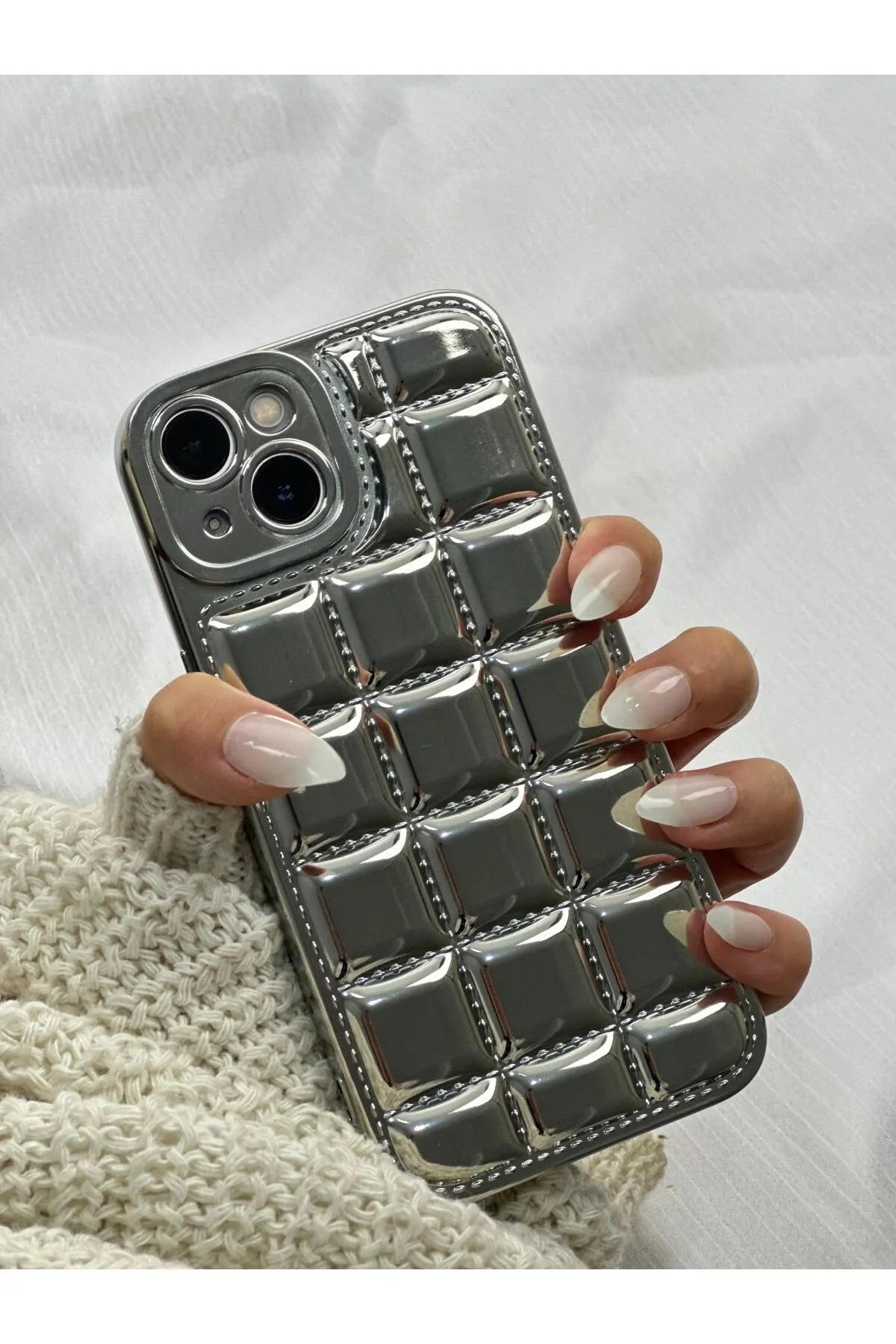 iPhone 13 Kabartmalı Dikiş Detaylı Baklava Desenli Parlak Vivid Kılıf