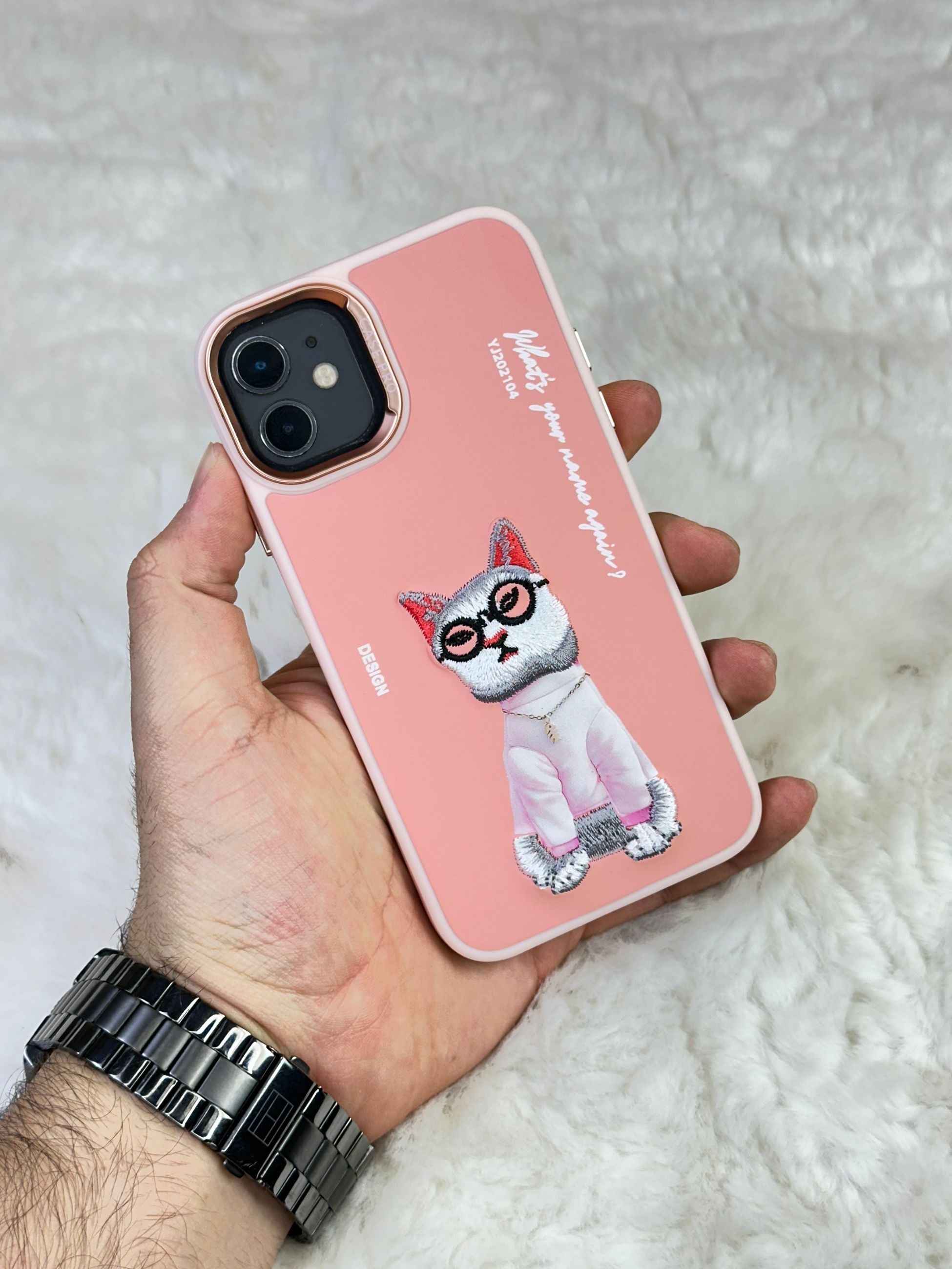 iPhone 12 Sert Kapaklı Tatlı Karakterli Dikişli Safari Kılıf